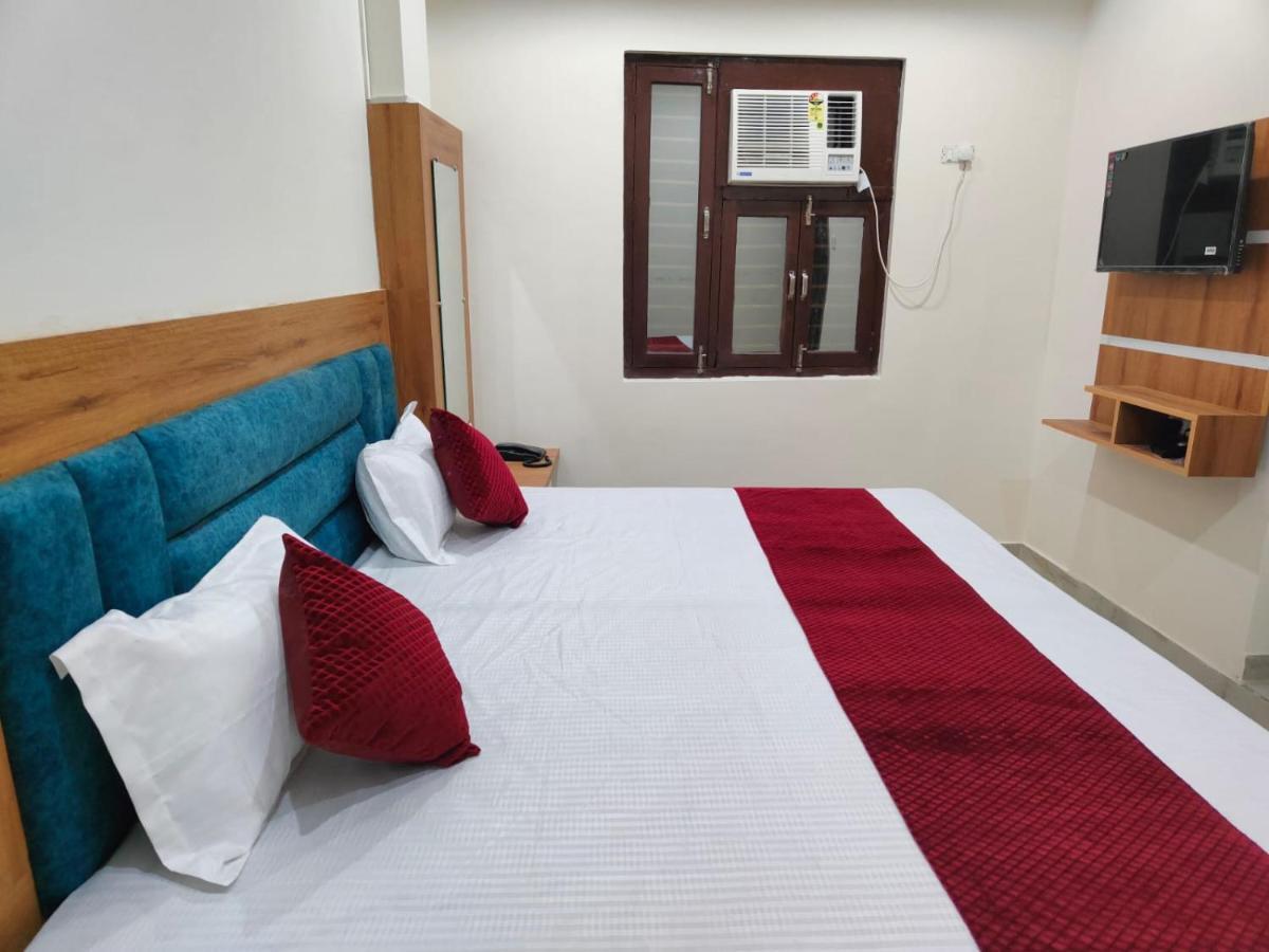 Raj - Near Railway Station Guest house 4*