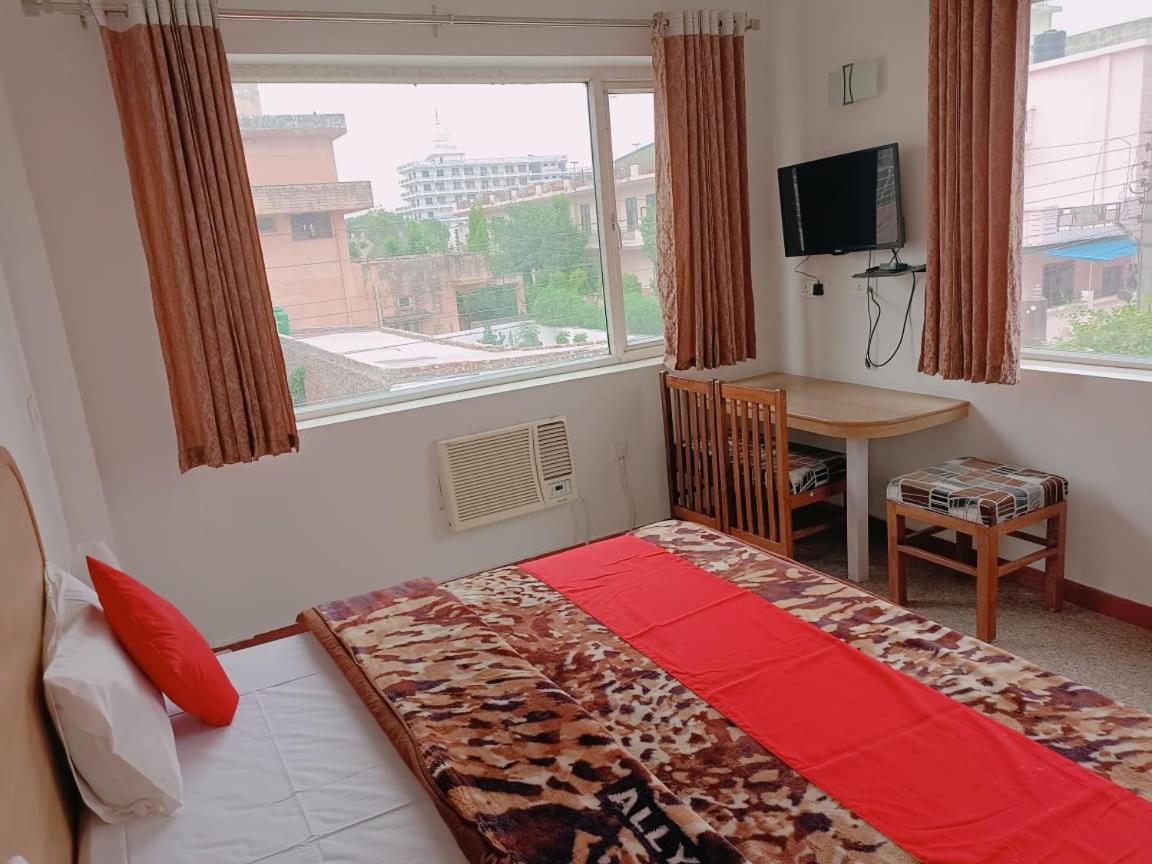 Staygo Near Shantikunj Bhupatwala 2*