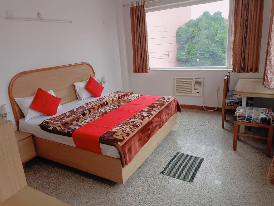 Staygo Near Shantikunj Bhupatwala Hotel