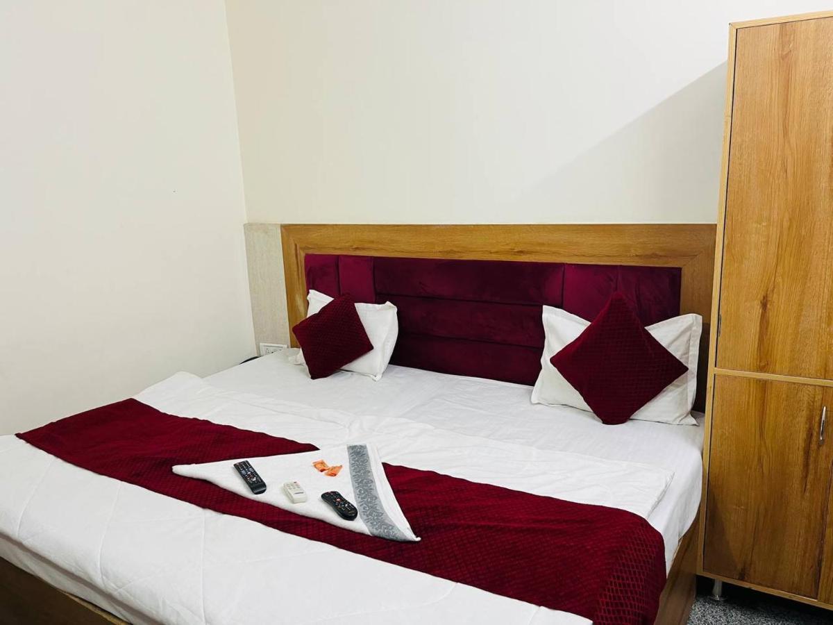 Raj - Near Railway Station Guest house 4*