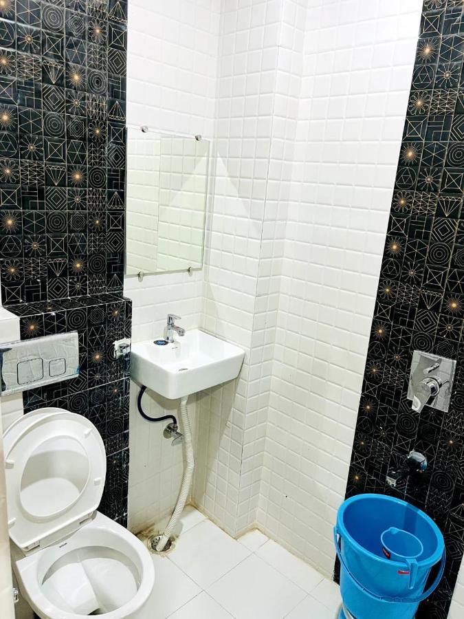 Raj - Near Railway Station Guest house