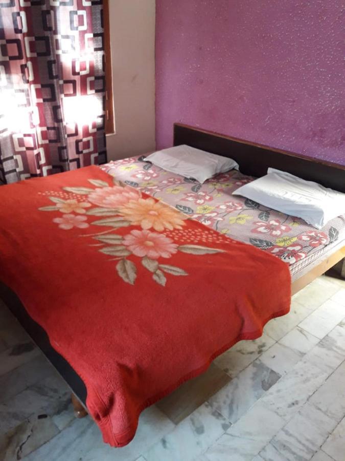 Goroomgo Gayatri Near Railway Station 2*