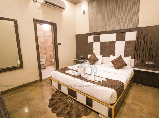 Pardesi,har Ki Pauri Road Hotel