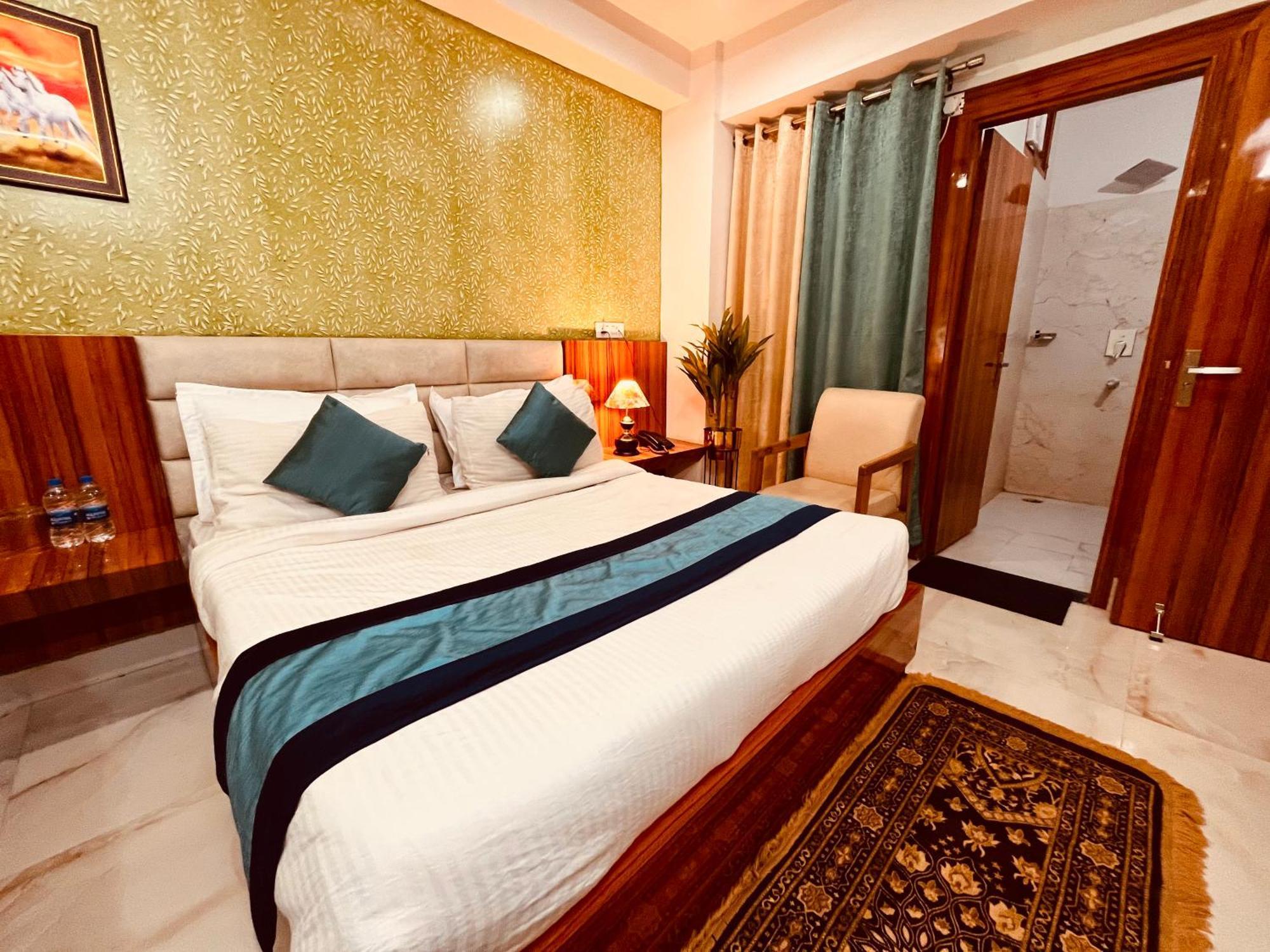 Hotel Sitara & - A Lavish & Luxury 4*
