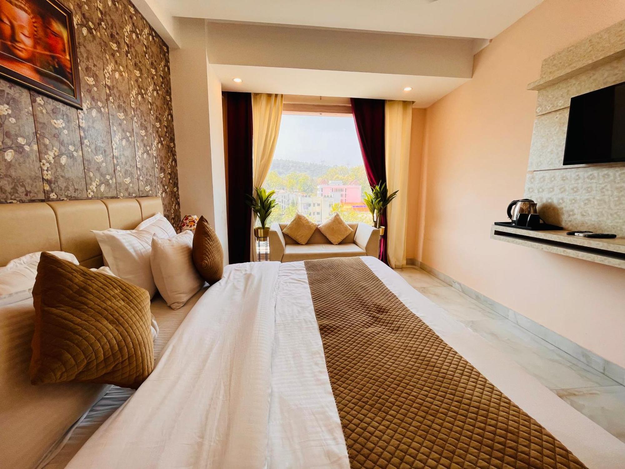 Hotel Sitara & - A Lavish & Luxury