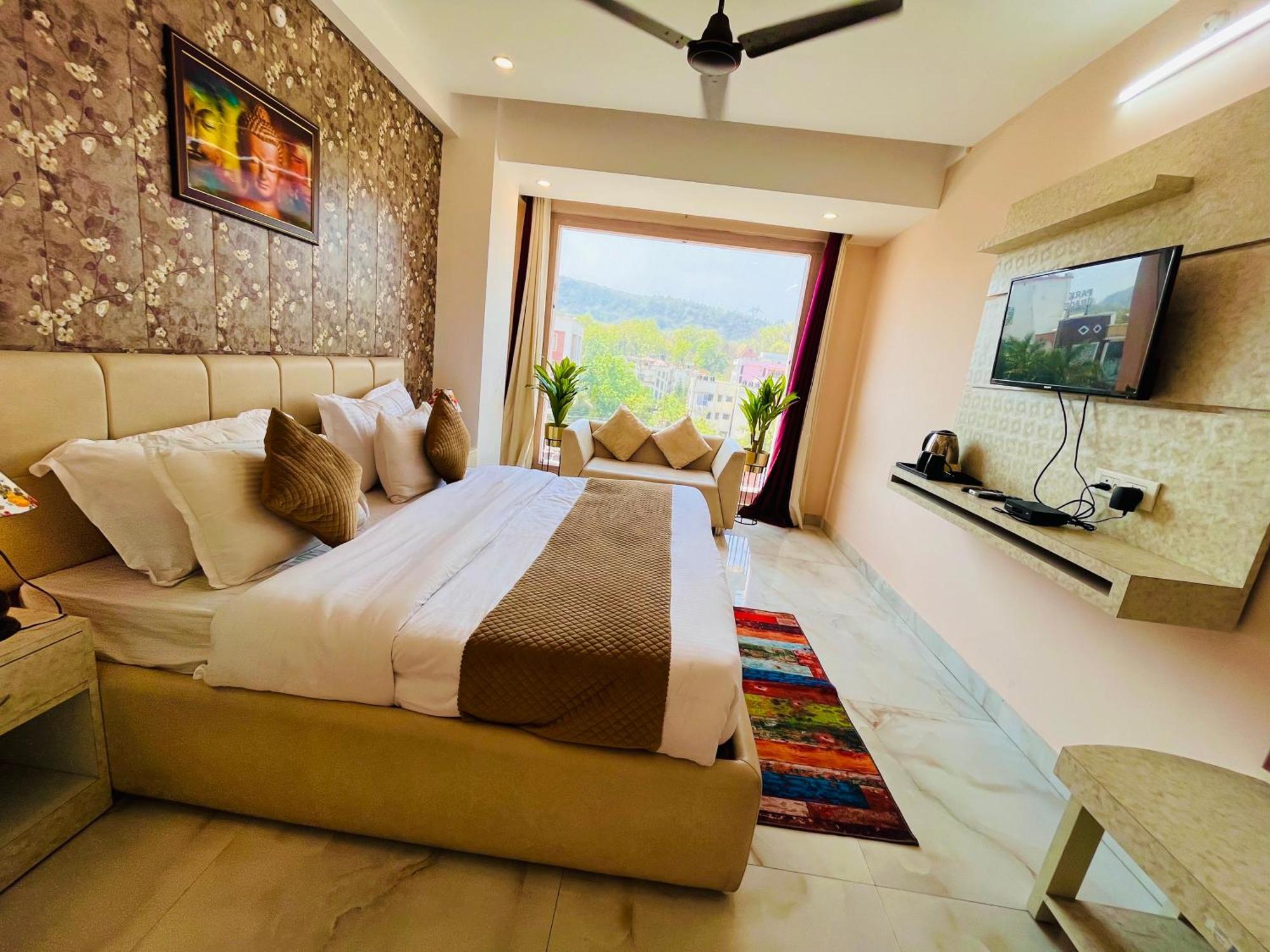 Hotel Sitara & - A Lavish & Luxury 4*