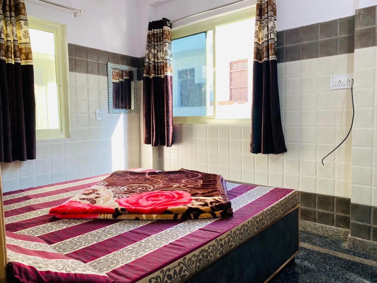 Hari Ganga - Near By Railway Station Hotel *