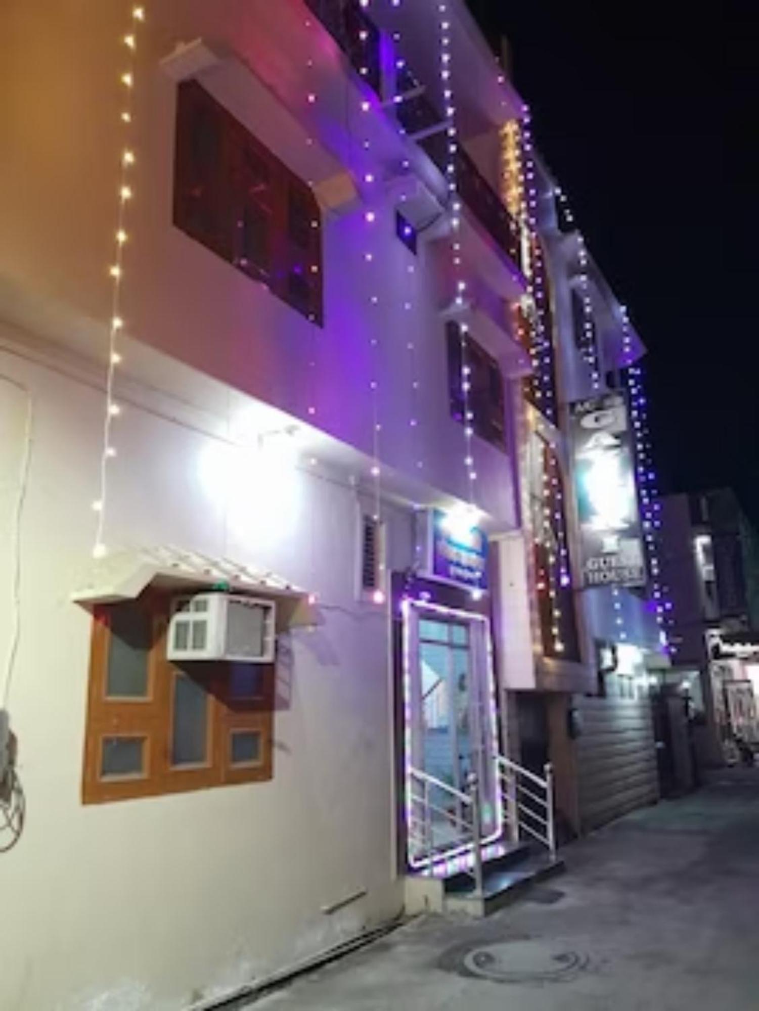 Hotel Goroomgo Gayatri Near Railway Station 2*