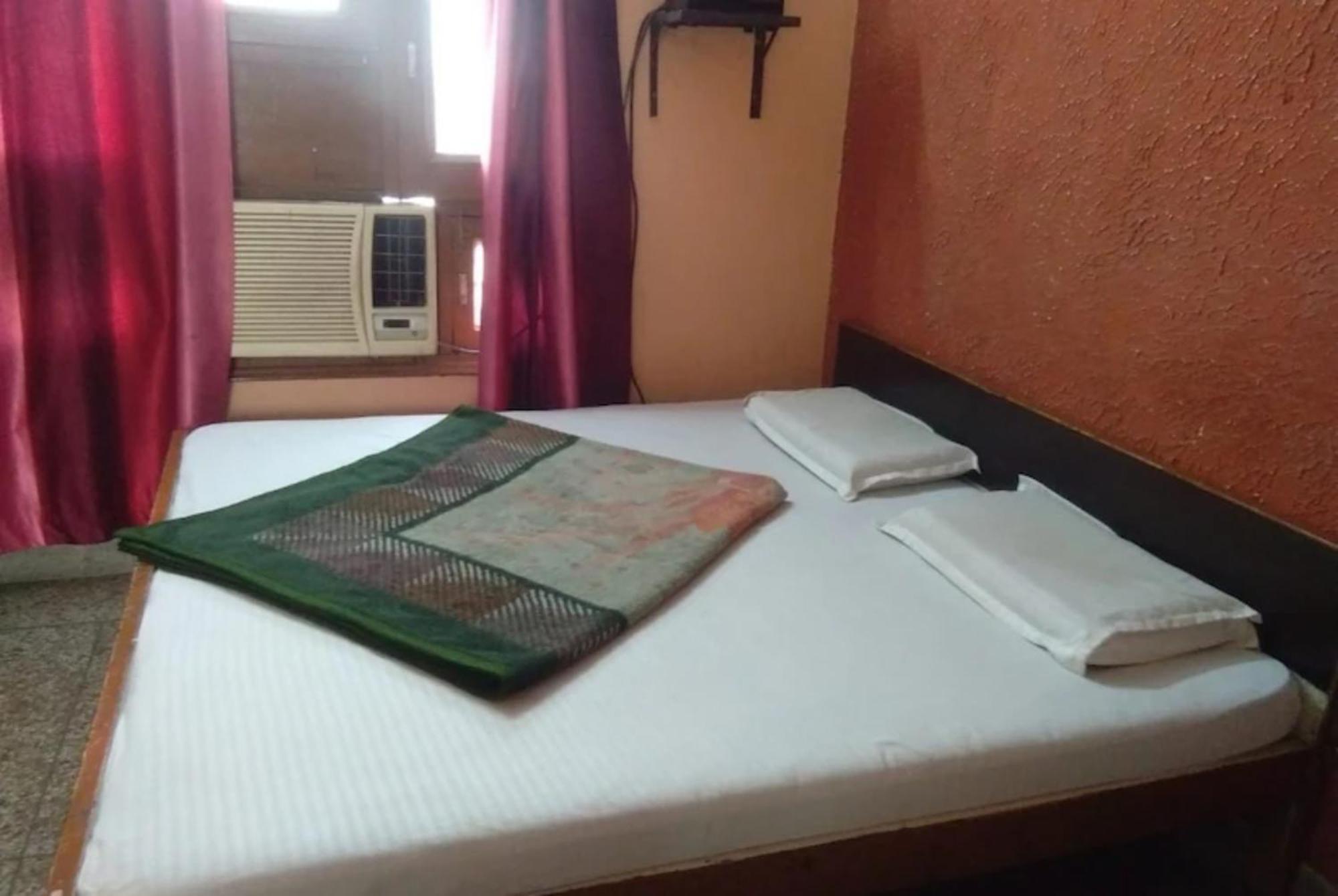 Gayatri Near Railway Station - Ganga Ghat - Best In Hotel