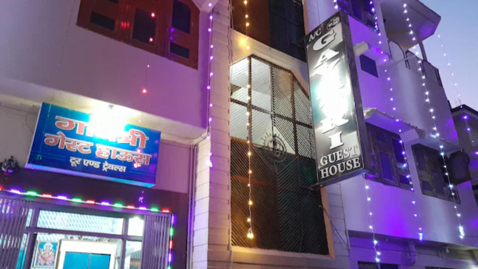 Gayatri Near Railway Station - Ganga Ghat - Best In Hotel 3*