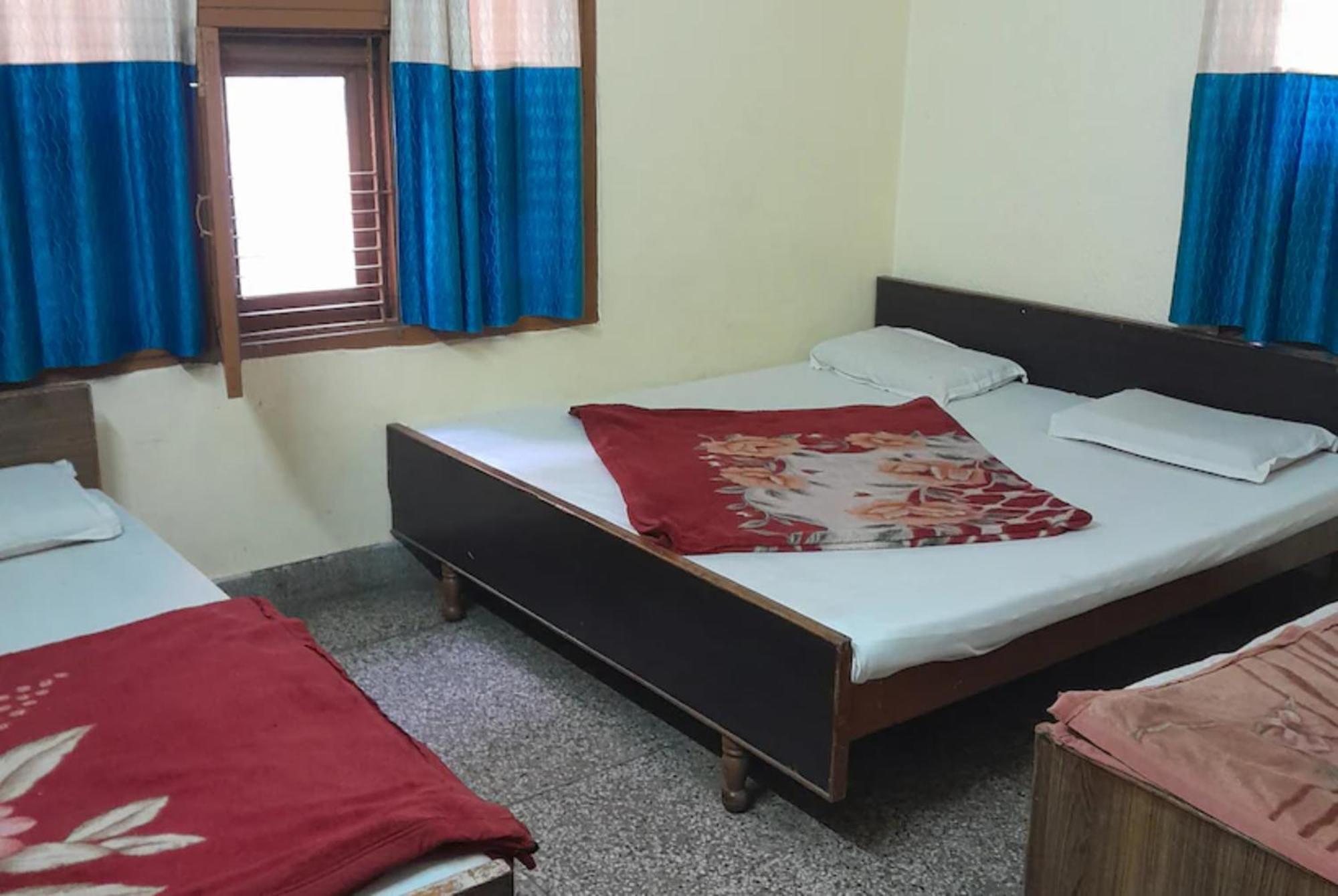 Hotel Gayatri Near Railway Station - Ganga Ghat - Best In 3*