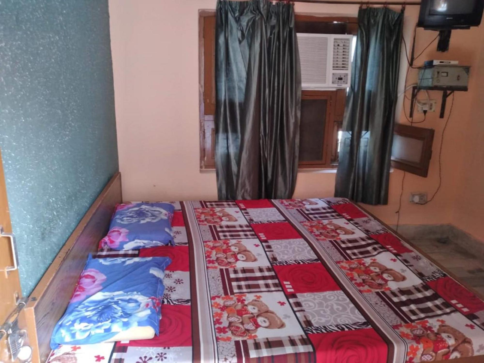 Hotel Gayatri Near Railway Station - Ganga Ghat - Best In