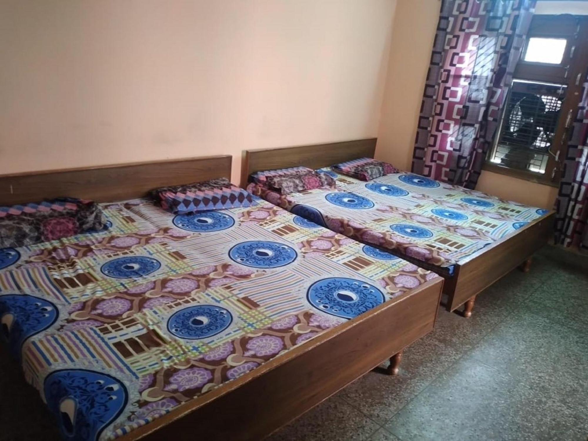 Hotel Gayatri Near Railway Station - Ganga Ghat - Best In 3*