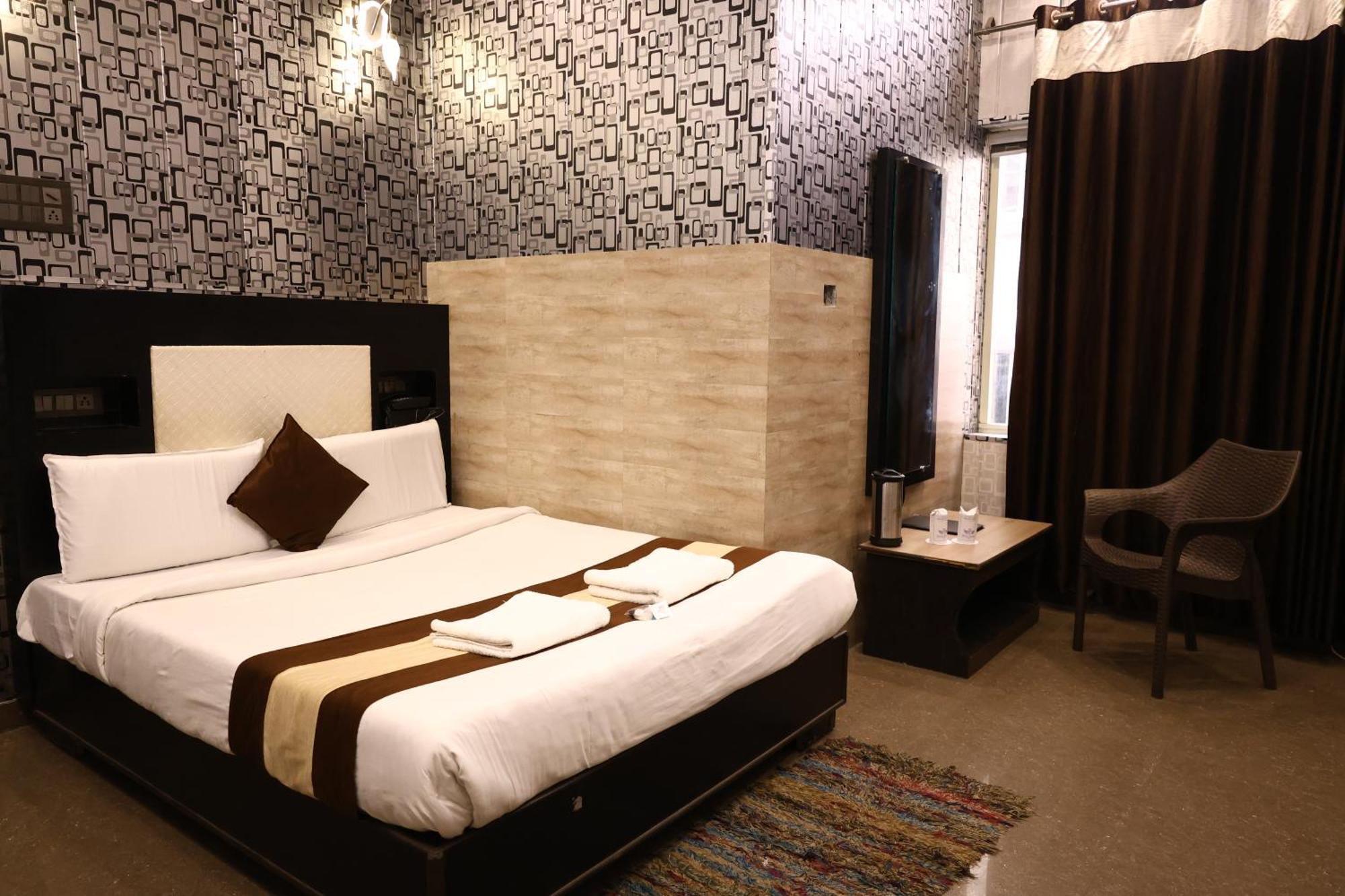 Pardesi,har Ki Pauri Road Hotel