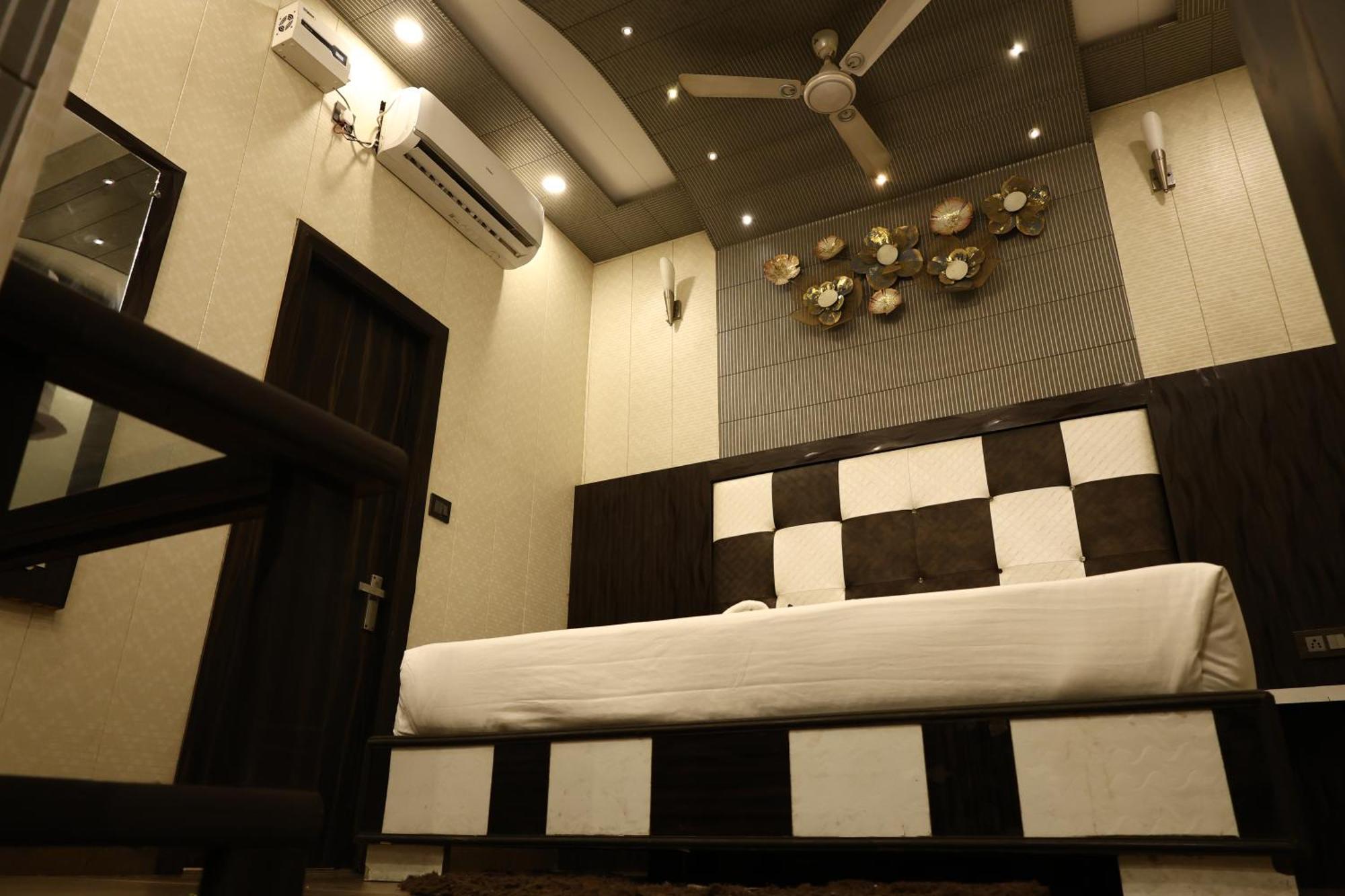 Hotel Pardesi,har Ki Pauri Road Haridwar