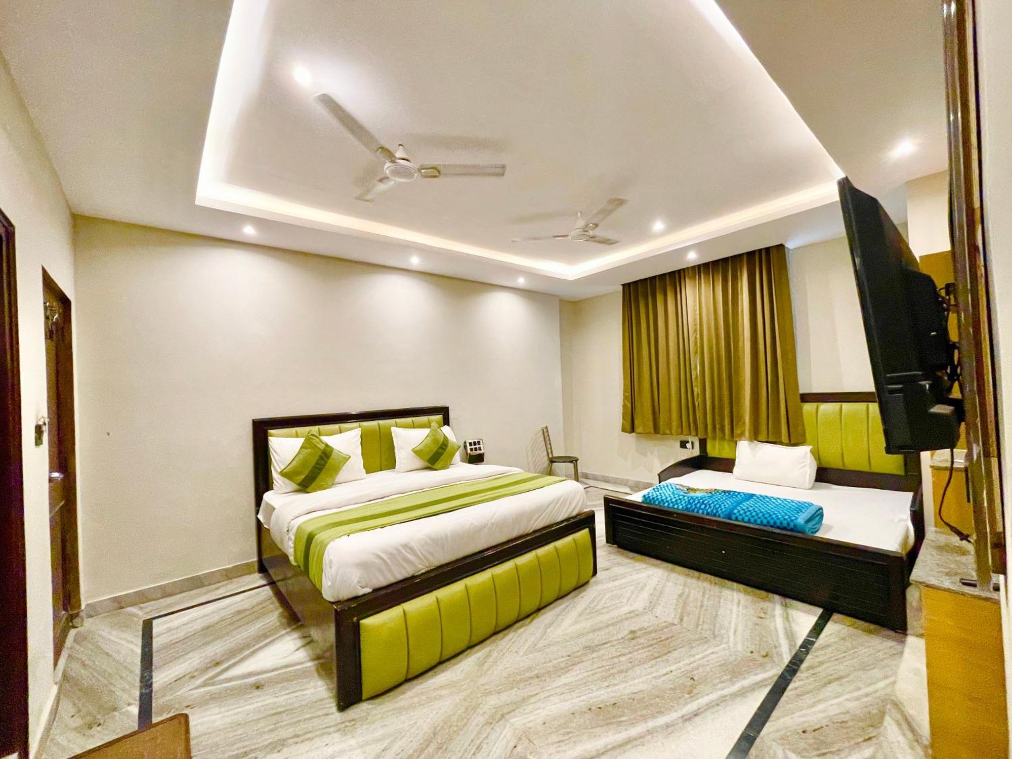 Hotel King Plaza ! होटल किंग प्लाजा, ஹோட்டல் கிங் பிளாசா, హోటల్ కింగ్ ప్లాజా Fully-air-conditioned-hotel, Lift-wifi-and-parking-availability Near Ganga Ghaat And Mansa Devi Temple