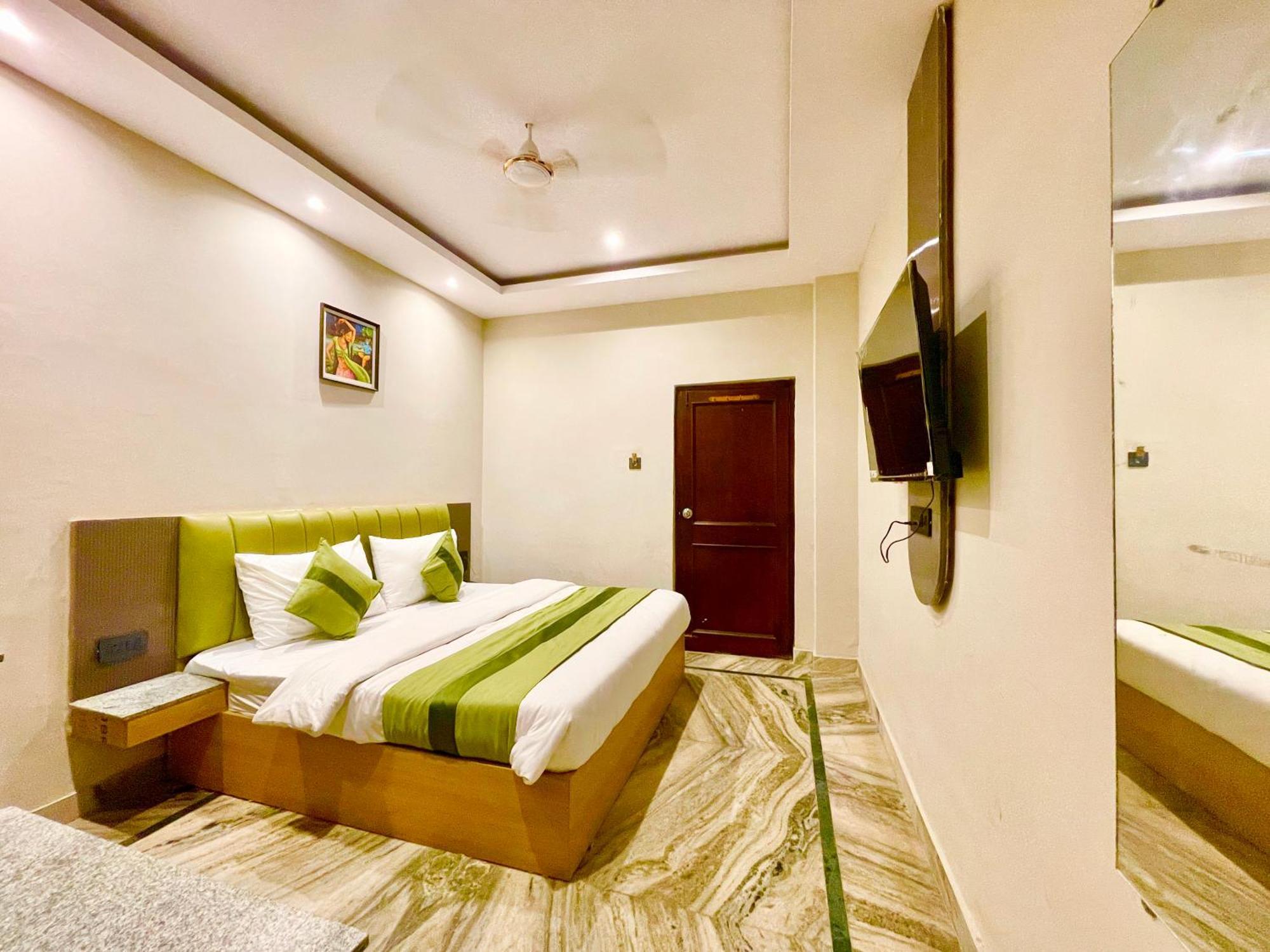 Hotel King Plaza ! होटल किंग प्लाजा, ஹோட்டல் கிங் பிளாசா, హోటల్ కింగ్ ప్లాజా Fully-air-conditioned-hotel, Lift-wifi-and-parking-availability Near Ganga Ghaat And Mansa Devi Temple