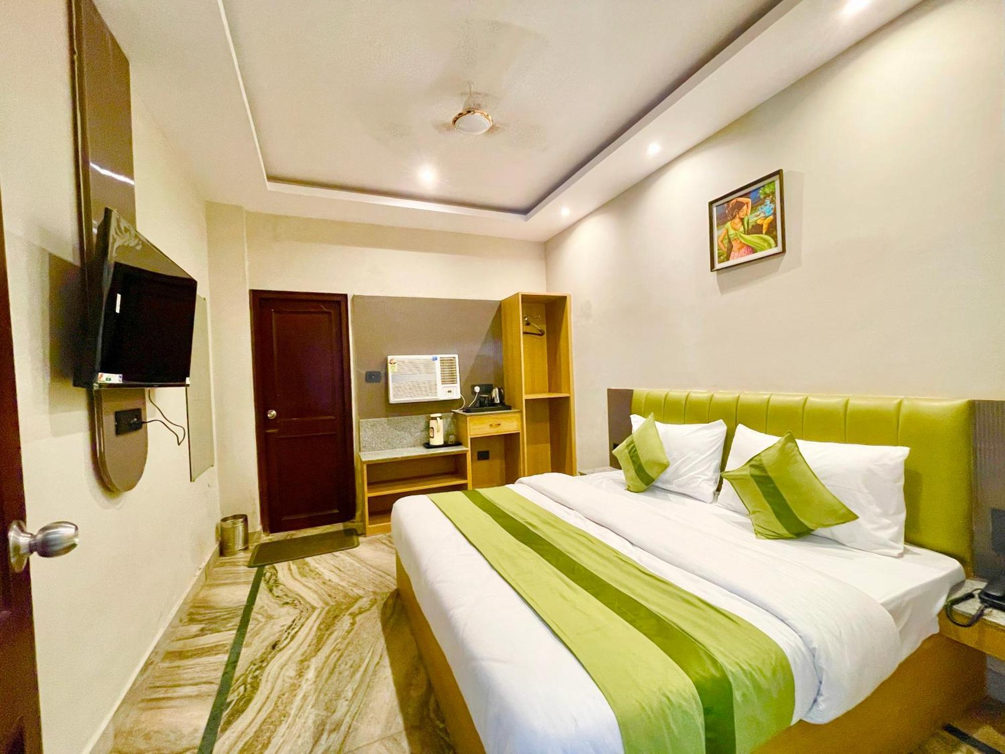 Hotel King Plaza ! होटल किंग प्लाजा, ஹோட்டல் கிங் பிளாசா, హోటల్ కింగ్ ప్లాజా Fully-air-conditioned-hotel, Lift-wifi-and-parking-availability Near Ganga Ghaat And Mansa Devi Temple 4*