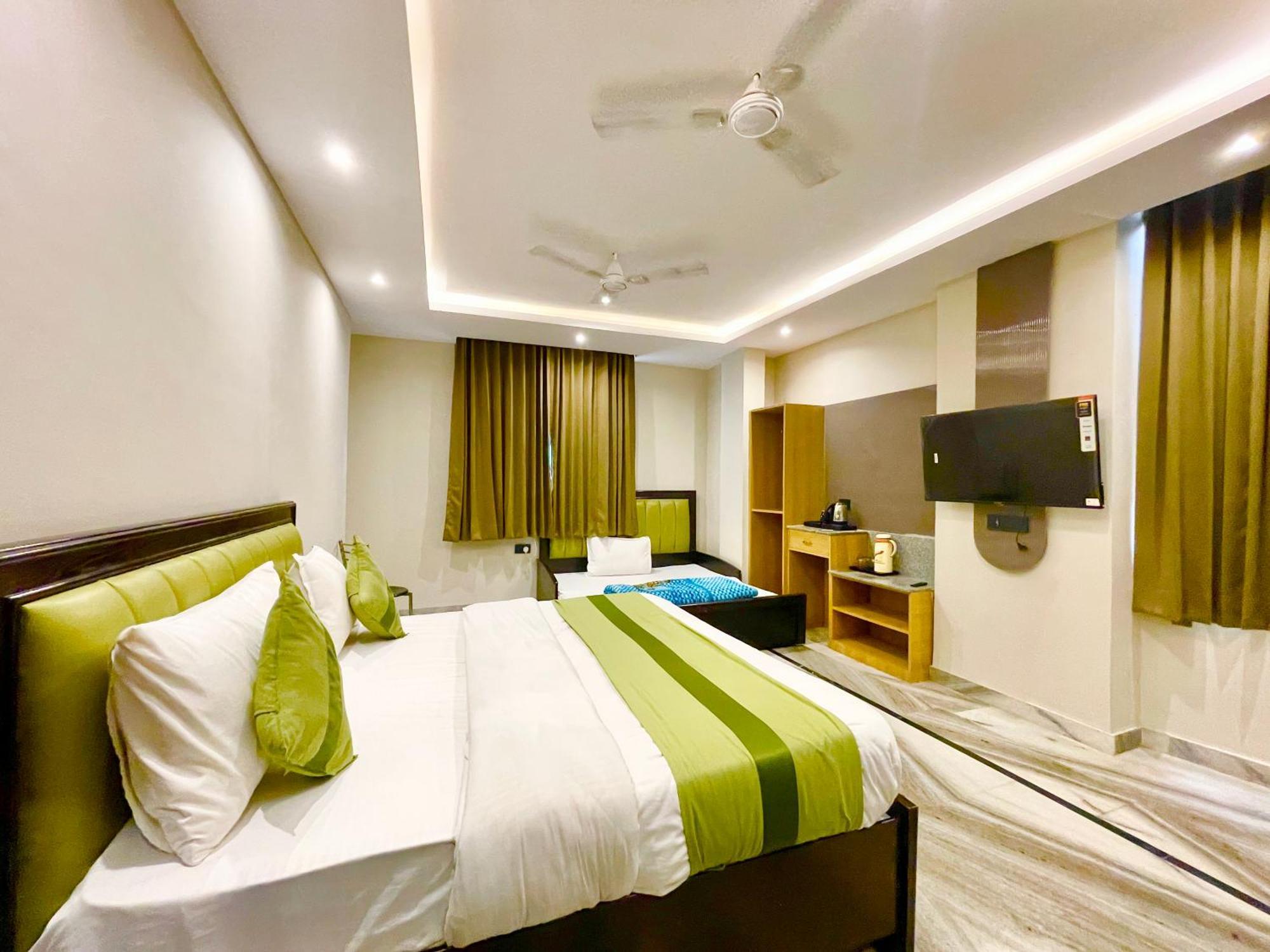 Hotel King Plaza ! होटल किंग प्लाजा, ஹோட்டல் கிங் பிளாசா, హోటల్ కింగ్ ప్లాజా Fully-air-conditioned-hotel, Lift-wifi-and-parking-availability Near Ganga Ghaat And Mansa Devi Temple Haridwar