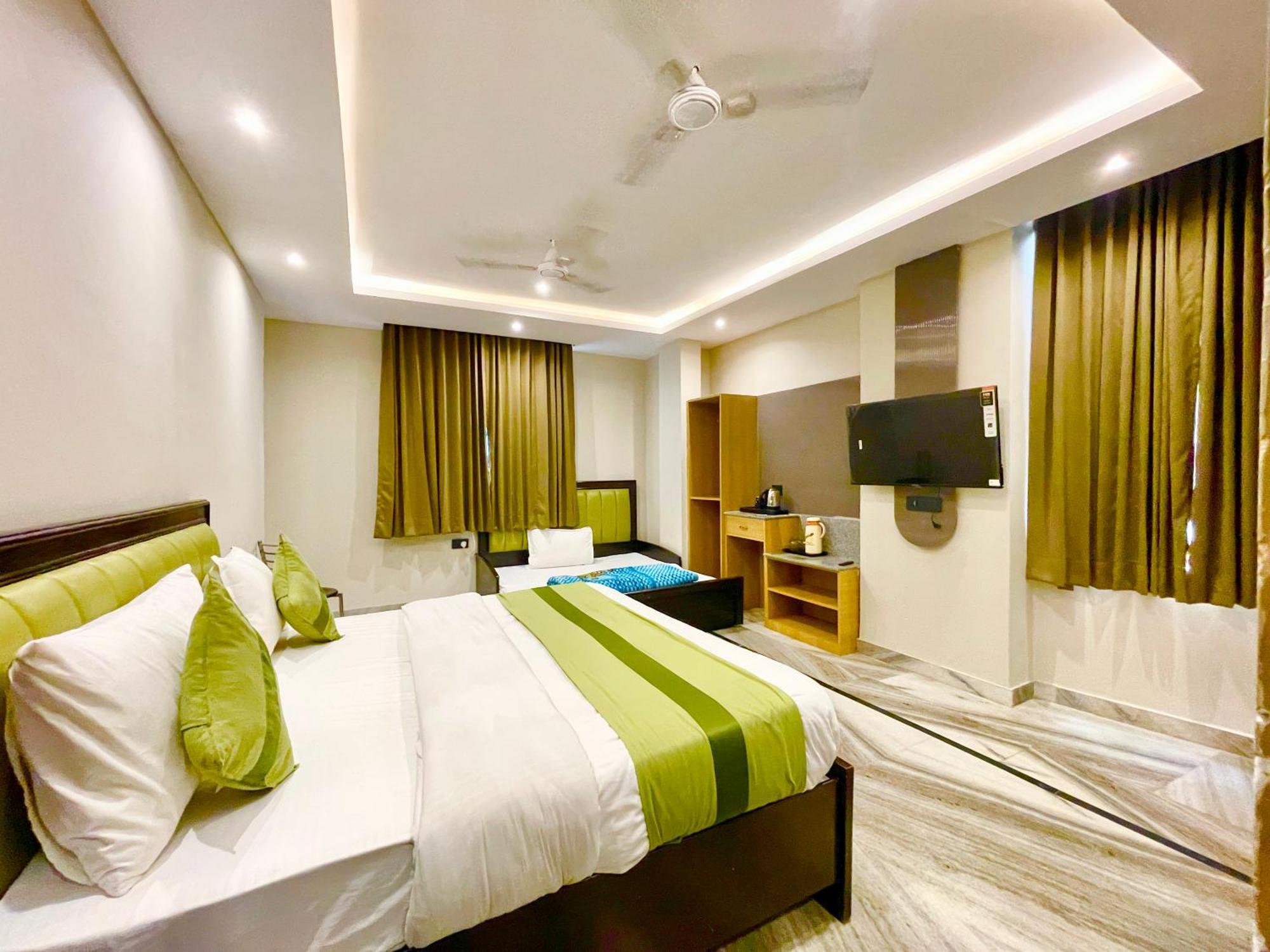 King Plaza ! होटल किंग प्लाजा, ஹோட்டல் கிங் பிளாசா, హోటల్ కింగ్ ప్లాజా Fully-air-conditioned-hotel, Lift-wifi-and-parking-availability Near Ganga Ghaat And Mansa Devi Temple 4*