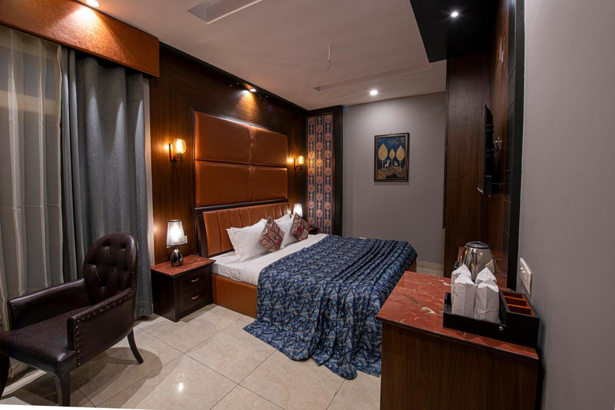 Hotel Adhiraja Palace