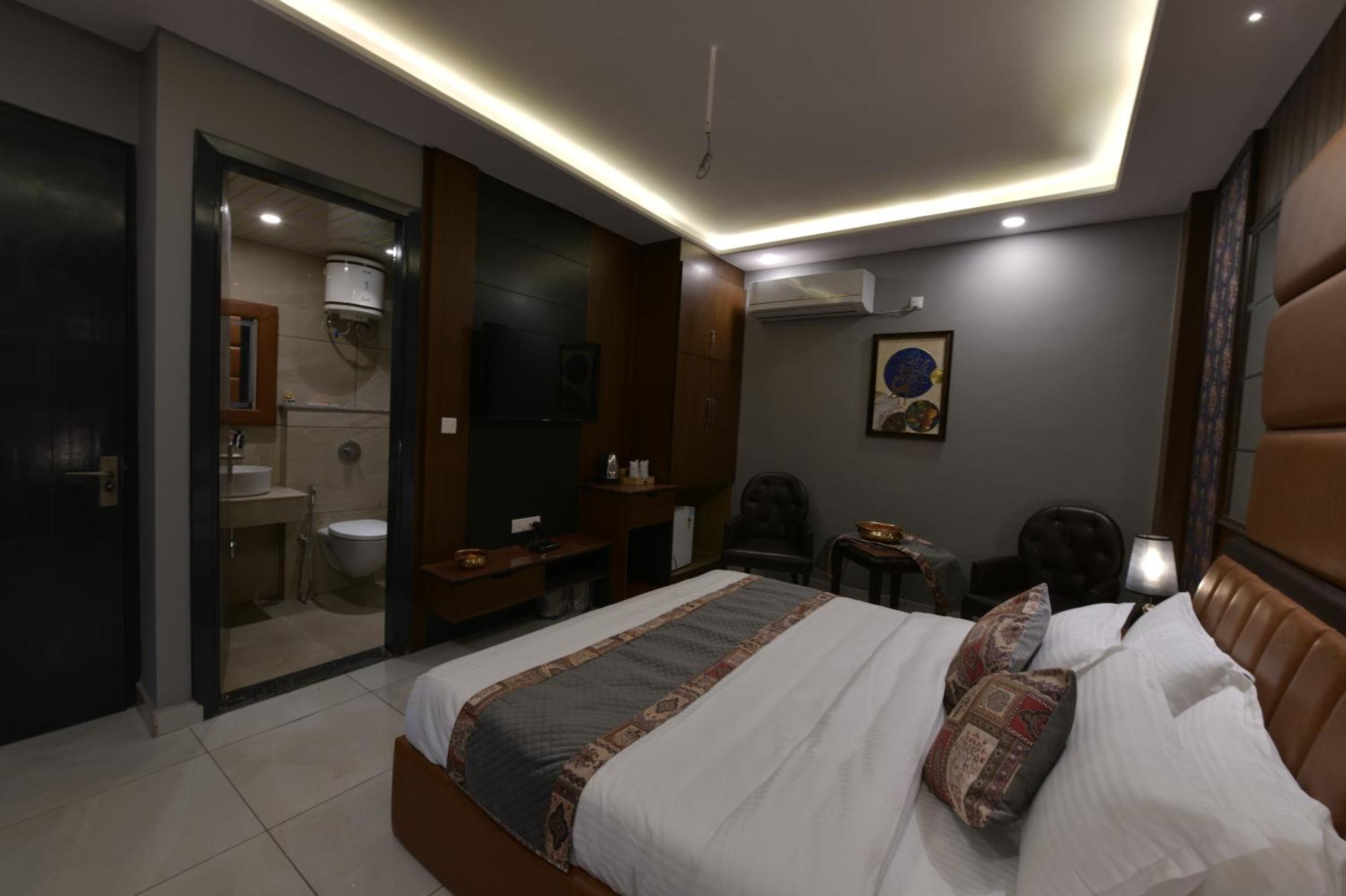 Adhiraja Palace 3*