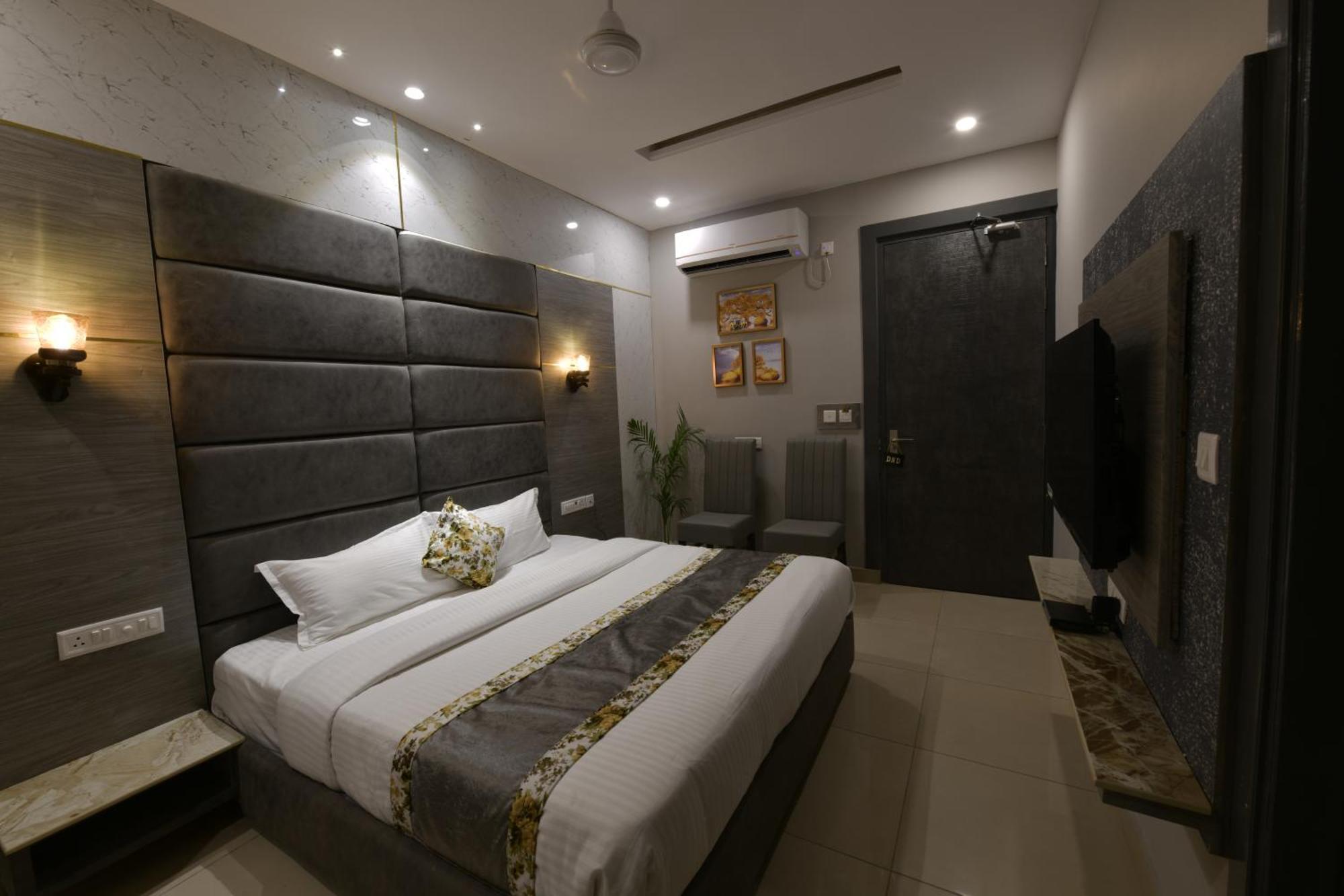 Adhiraja Palace 3*