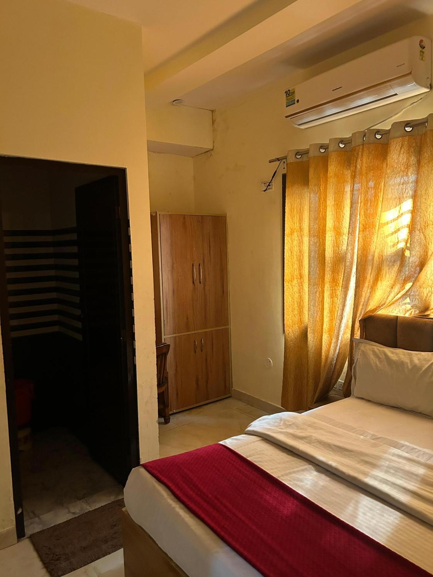 Raj Hotel *