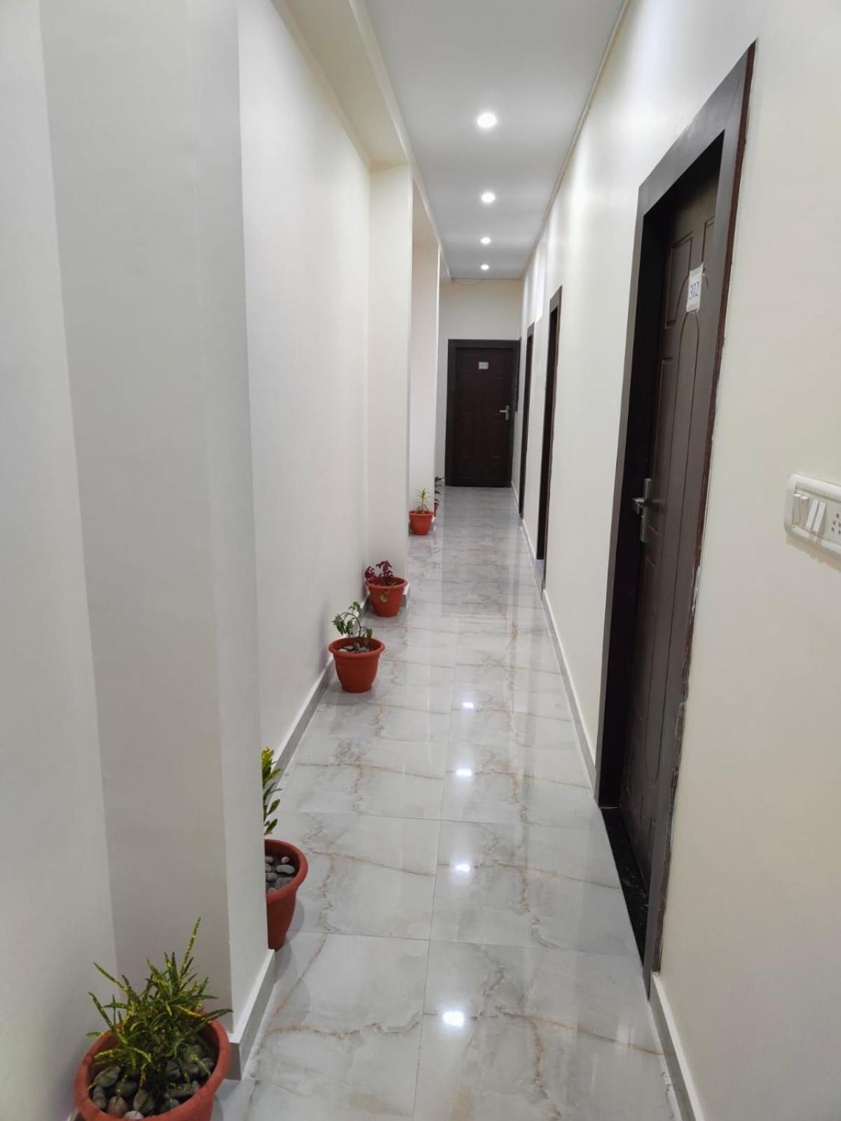 Raj Hotel *