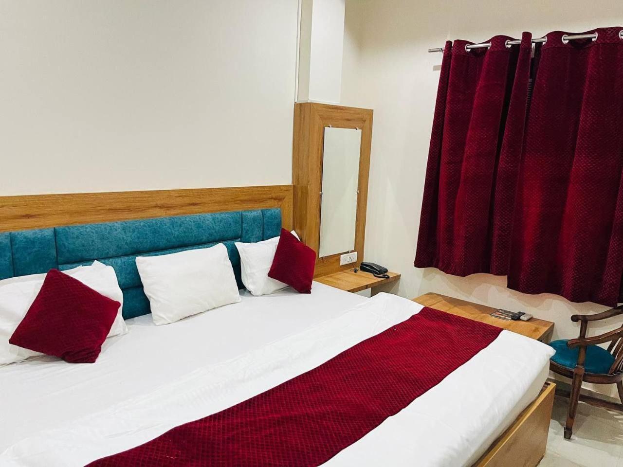 Raj - Family Stayz Hotel *