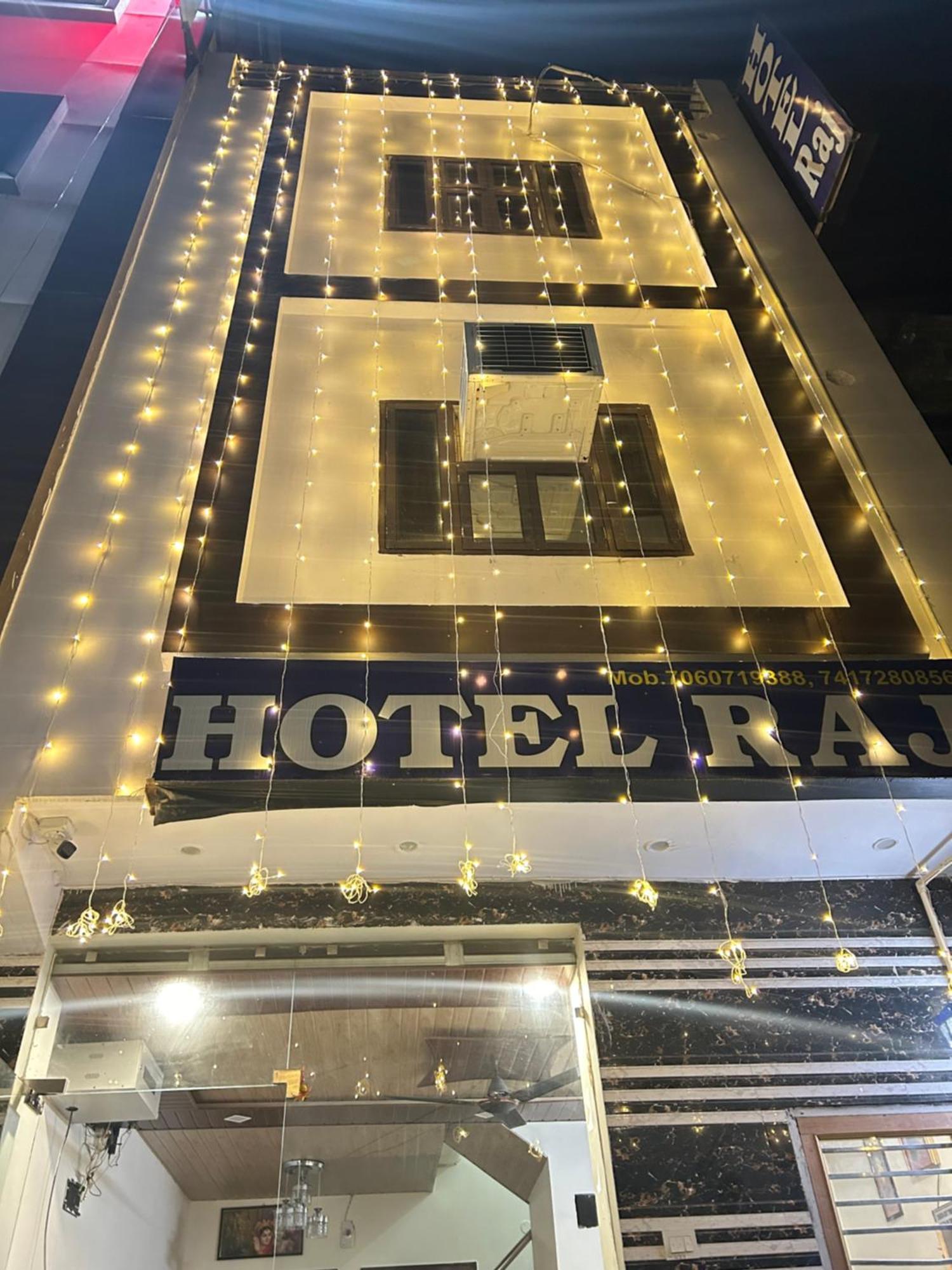 Hotel Raj - Family Stayz