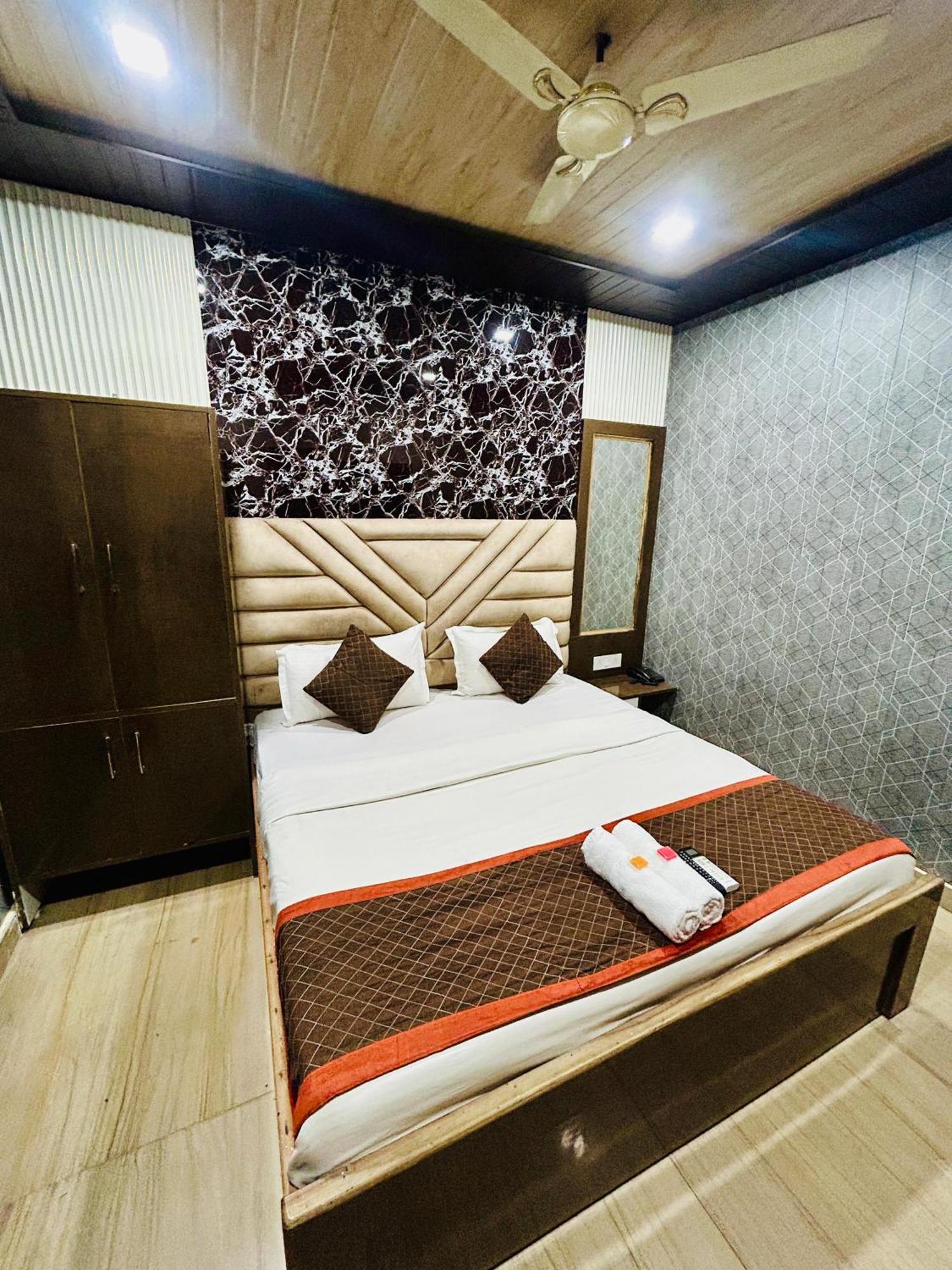 Hotel Raj - Family Stayz