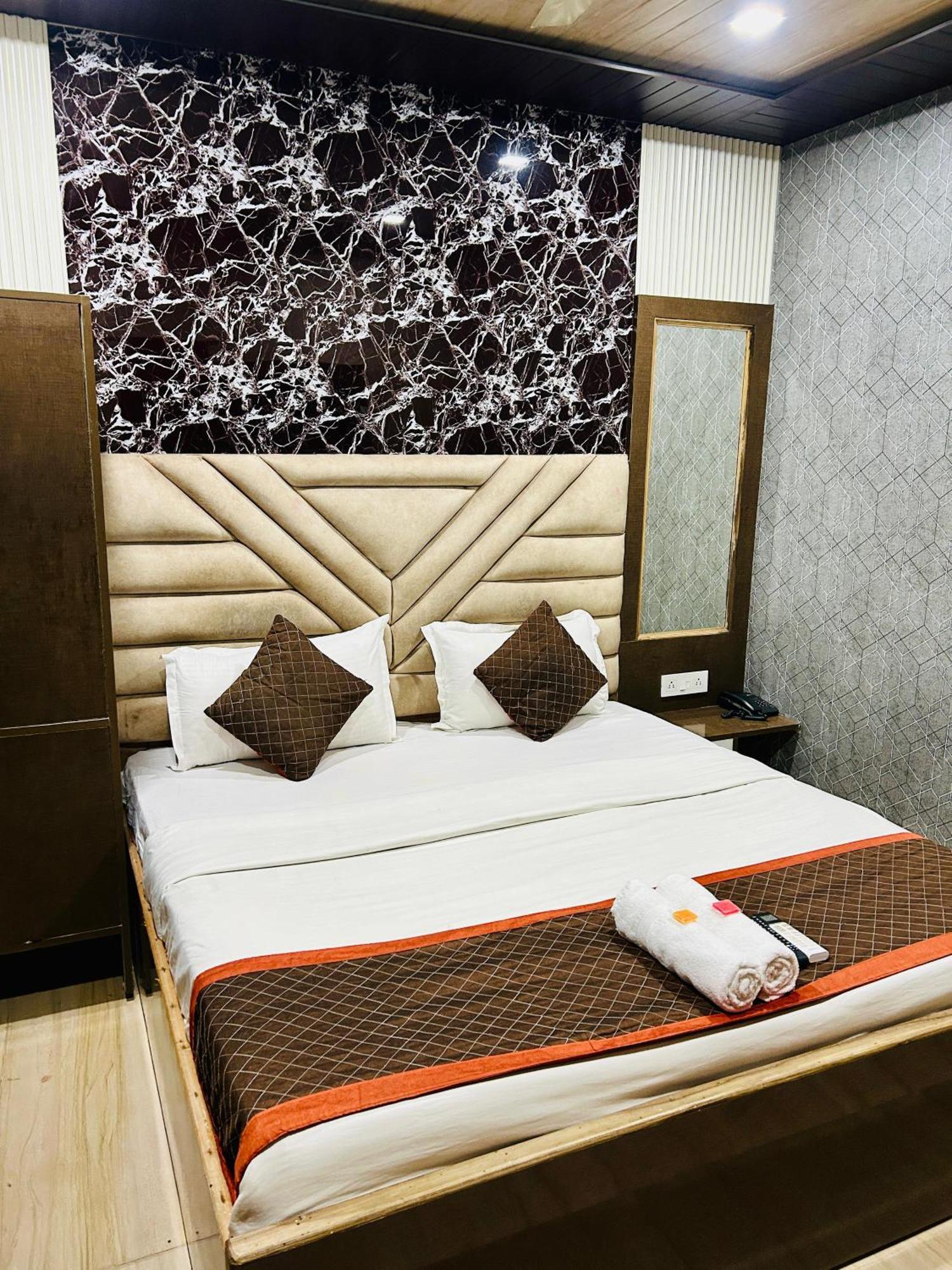Raj - Family Stayz Hotel *