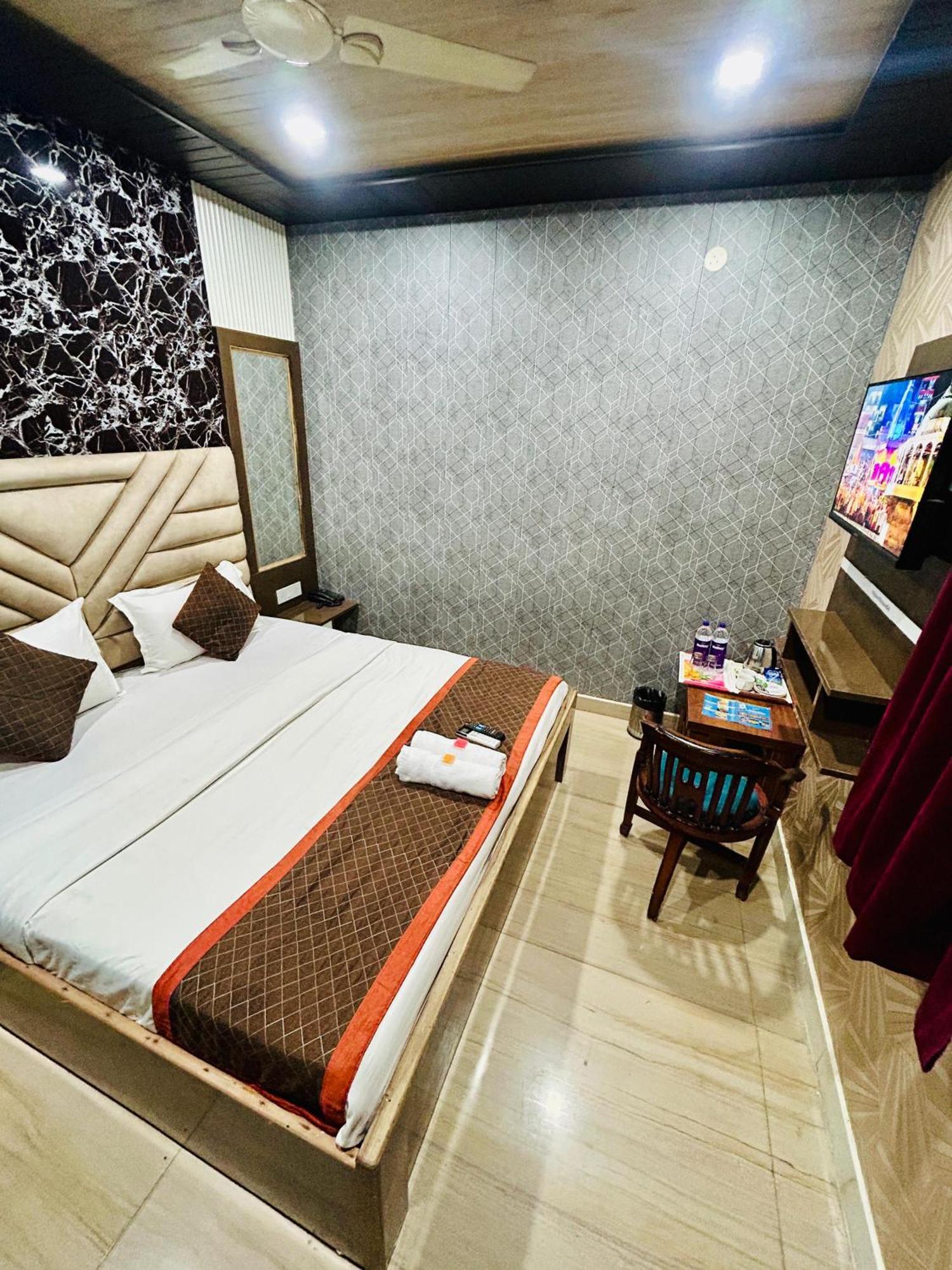 Hotel Raj - Family Stayz *