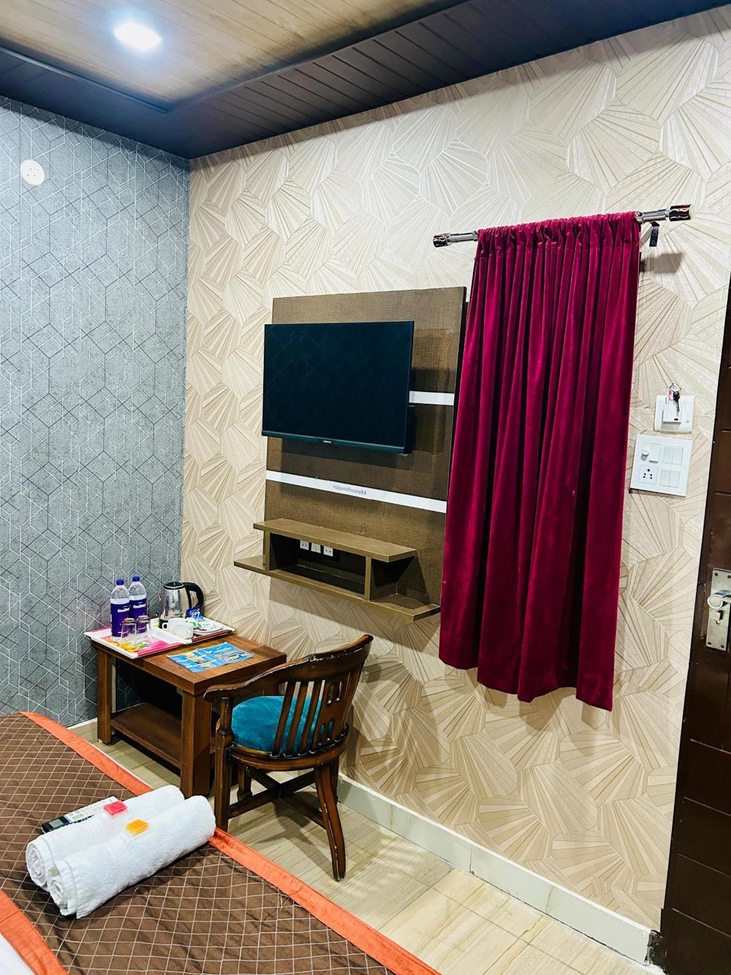 Hotel Raj - Family Stayz Haridwar