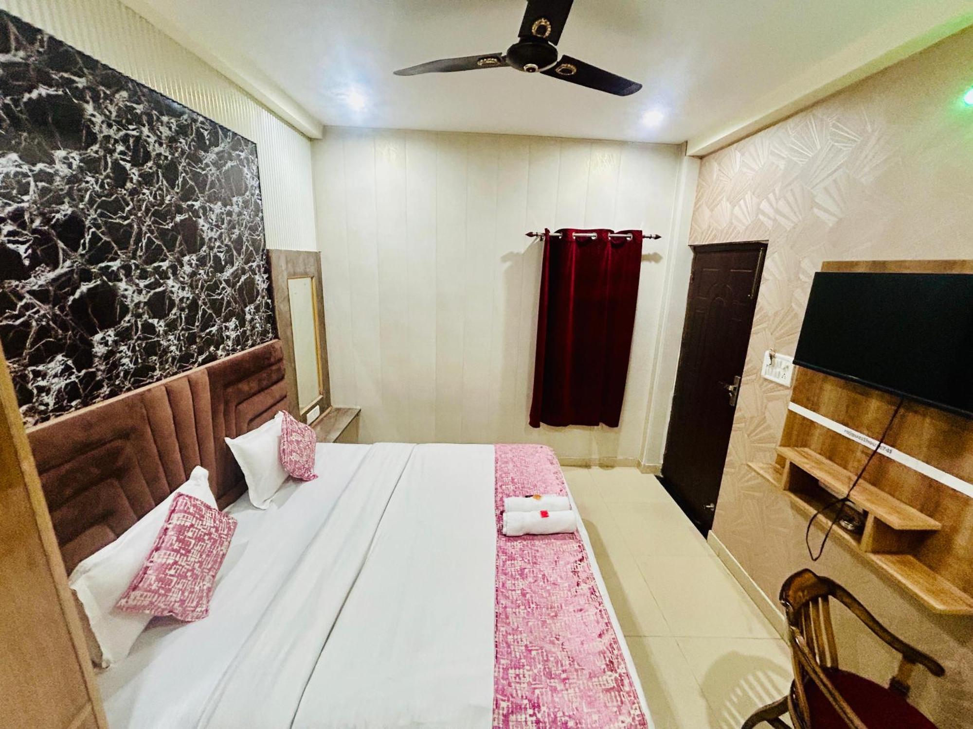 Hotel Raj - Family Stayz *