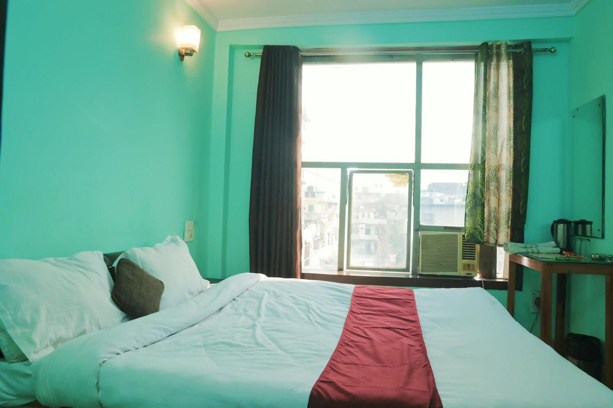 Shaurya Hotel *