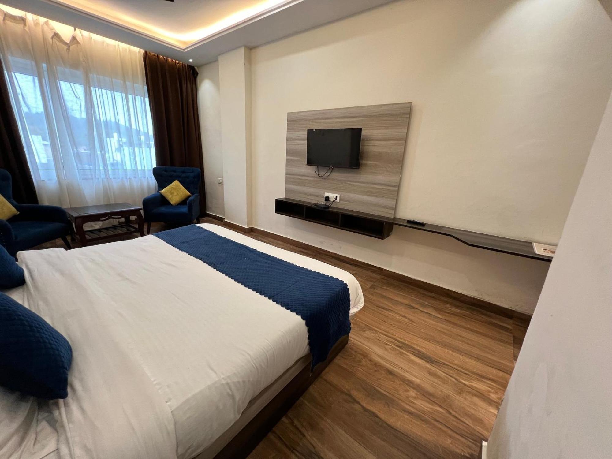 Hotel Sitara & - A Lavish & Luxury 4*