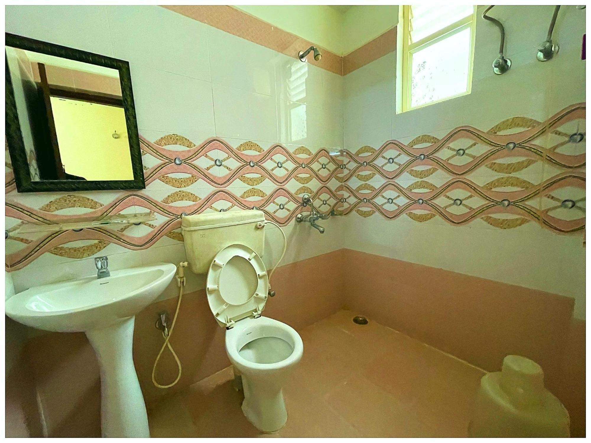 Hotel Premium H-e-a-v-e-n - P-a-l-a-c-e Near Temple And Railway Station - Parking- Free Wi-fi- With Lift - Hygiene & Spacious - In 3*