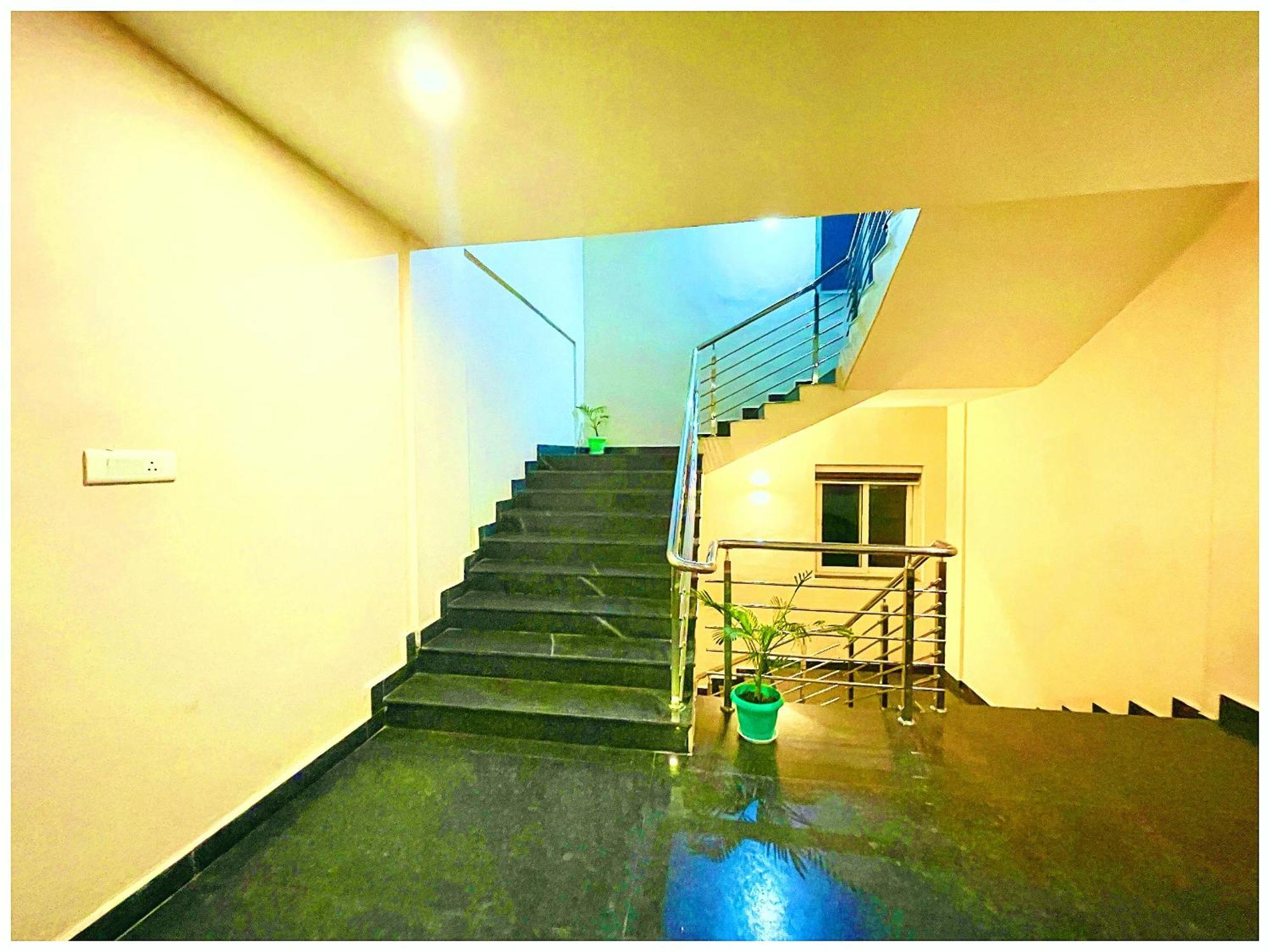 Hotel Premium H-e-a-v-e-n - P-a-l-a-c-e Near Temple And Railway Station - Parking- Free Wi-fi- With Lift - Hygiene & Spacious - In