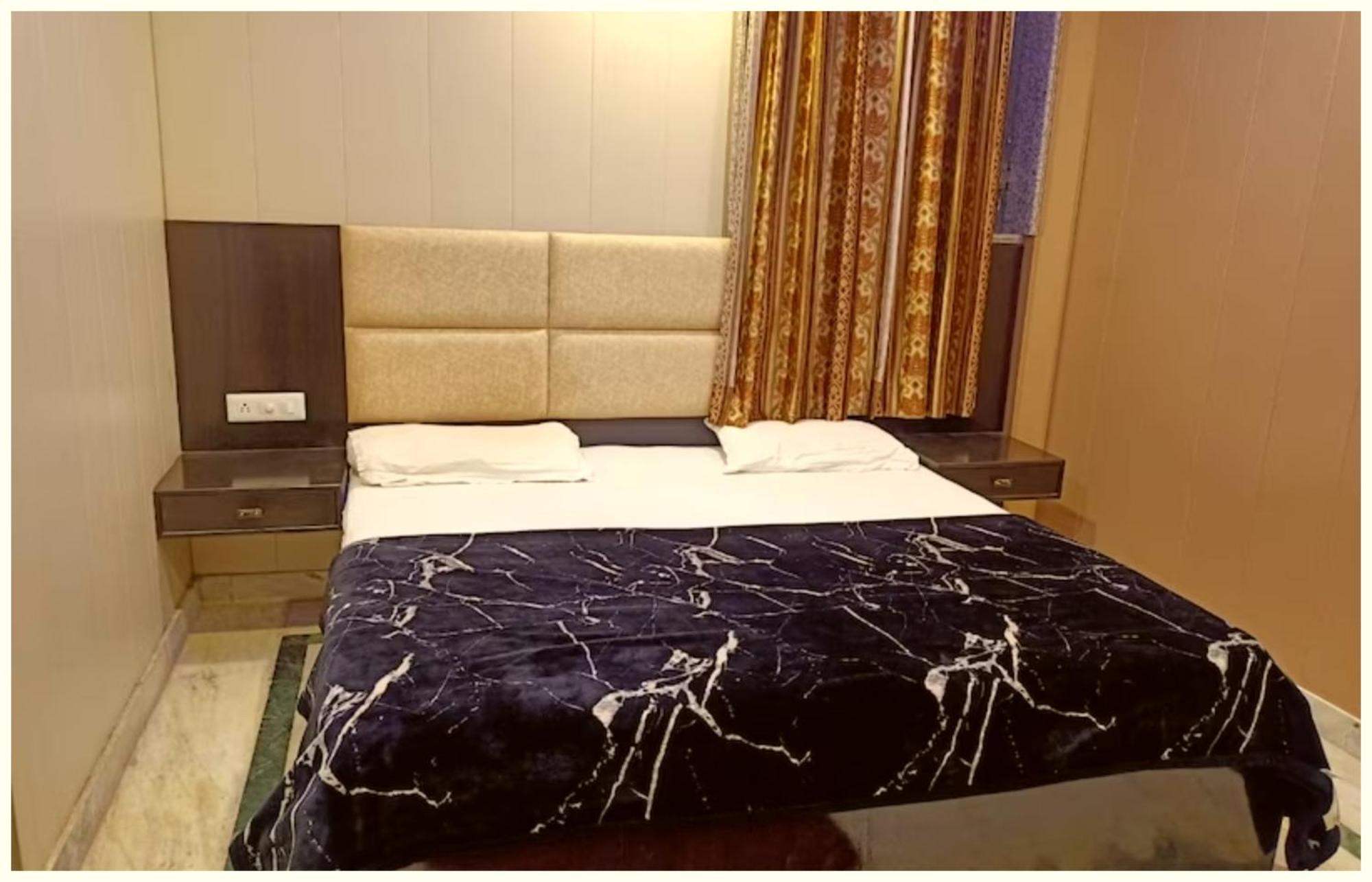 A Premium - G - P - Near Har Ki Pauri - Moksh Dham - Hygiene & Spacious - Restaurant And Jangle Safari - In Hotel Haridwar