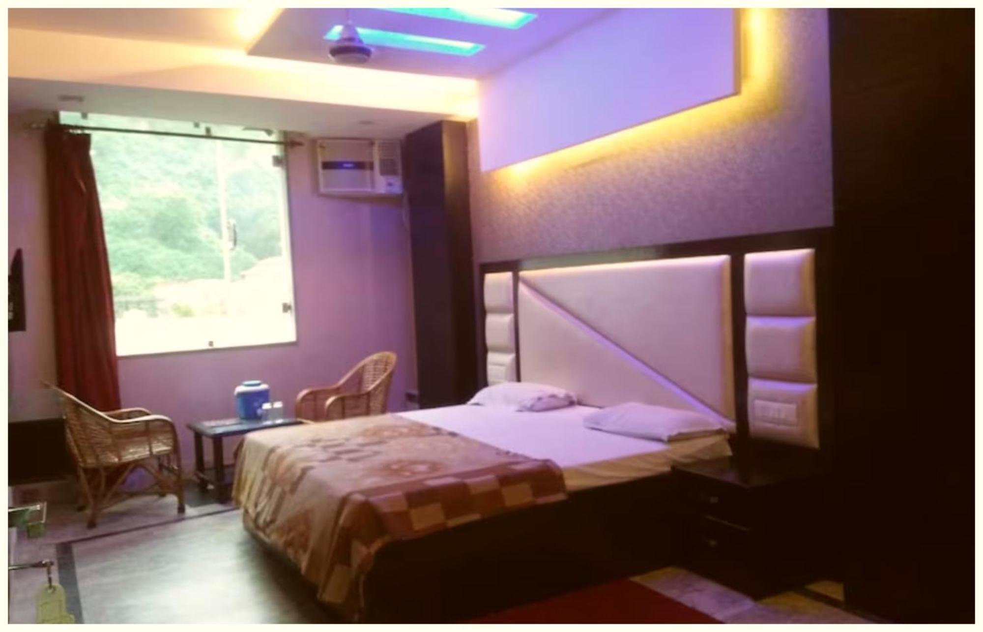 A Premium - G - P - Near Har Ki Pauri - Moksh Dham - Hygiene & Spacious - Restaurant And Jangle Safari - In Hotel