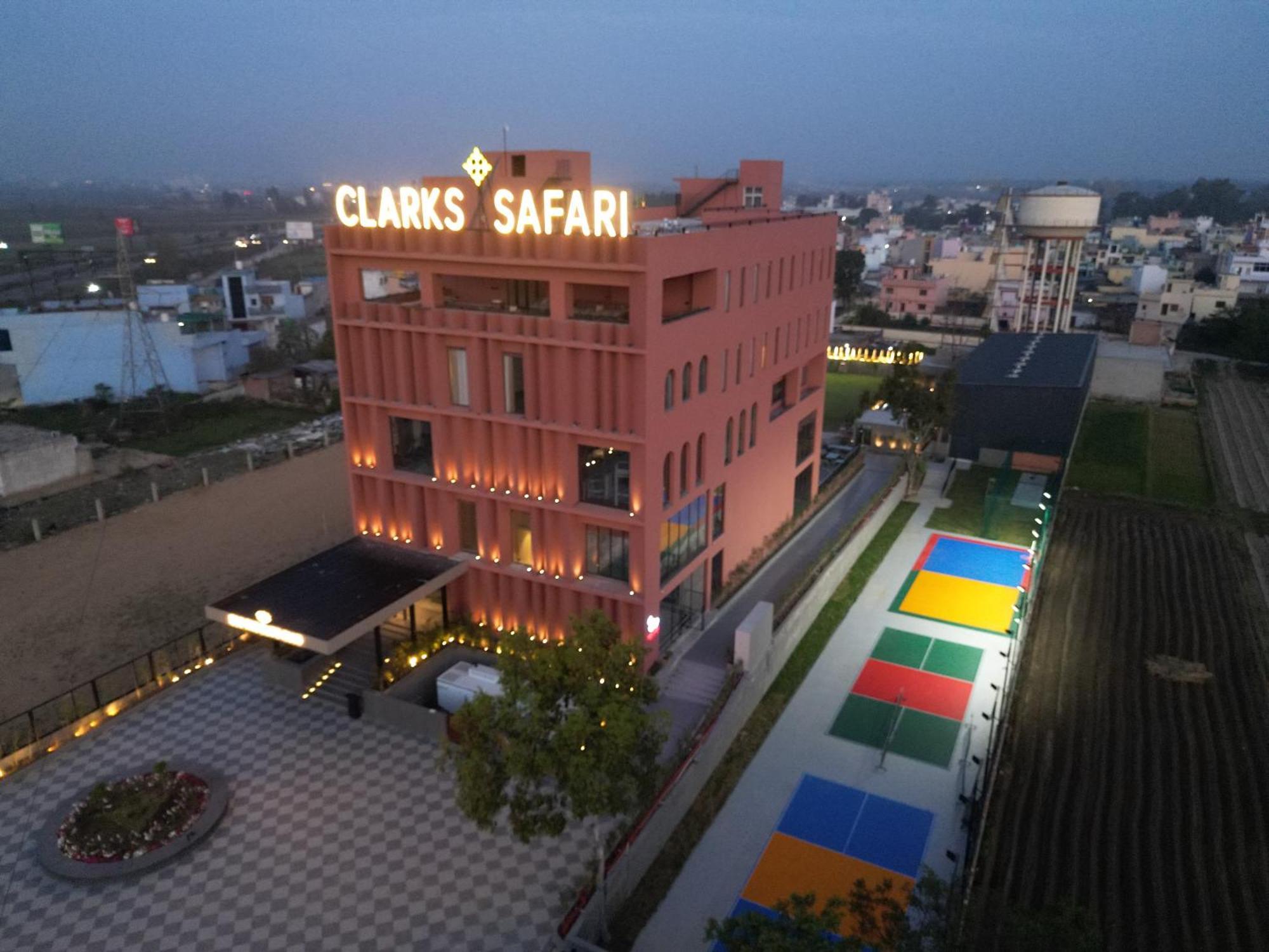 Clarks Safari Hotel 4*