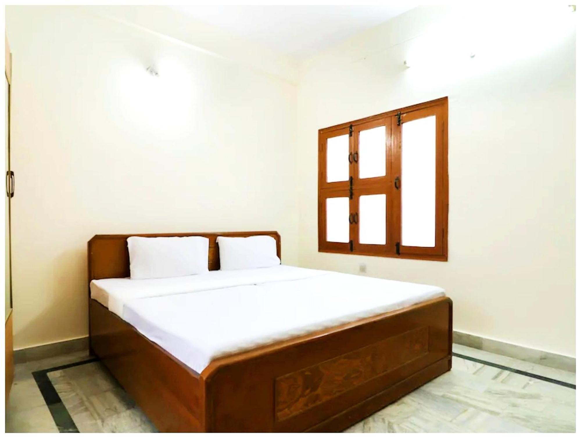 Hotel Bameshwari Location 3*