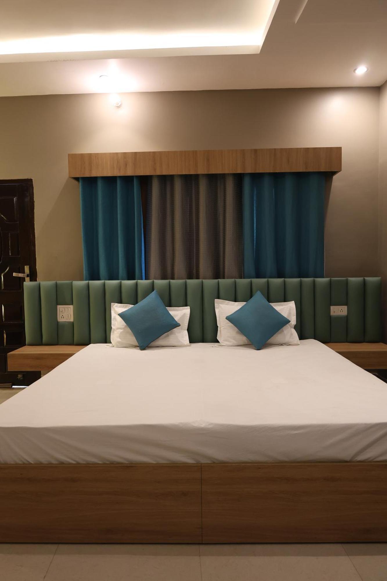 Riverview Hotel 4*