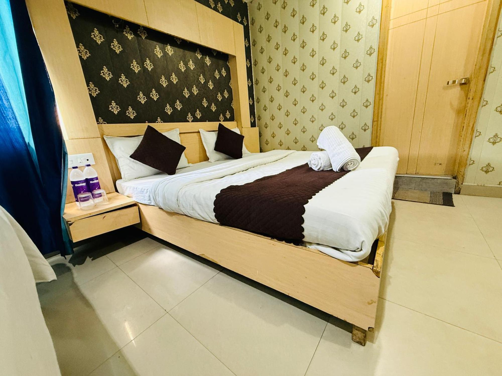 Hotel The Ganga View - Selling In