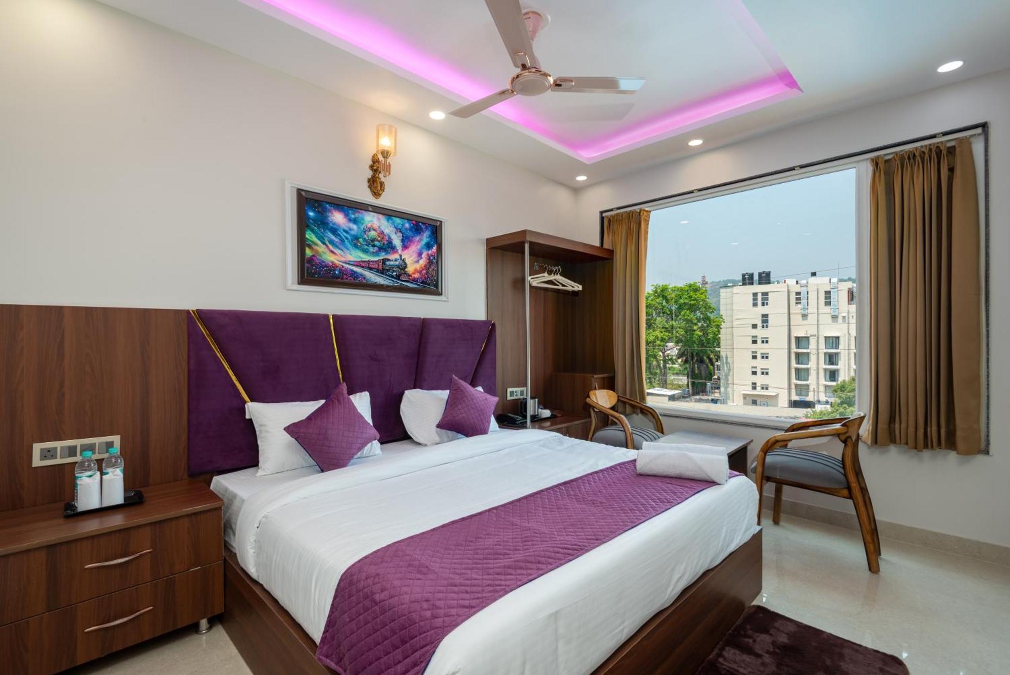 Hotel Purple Dot