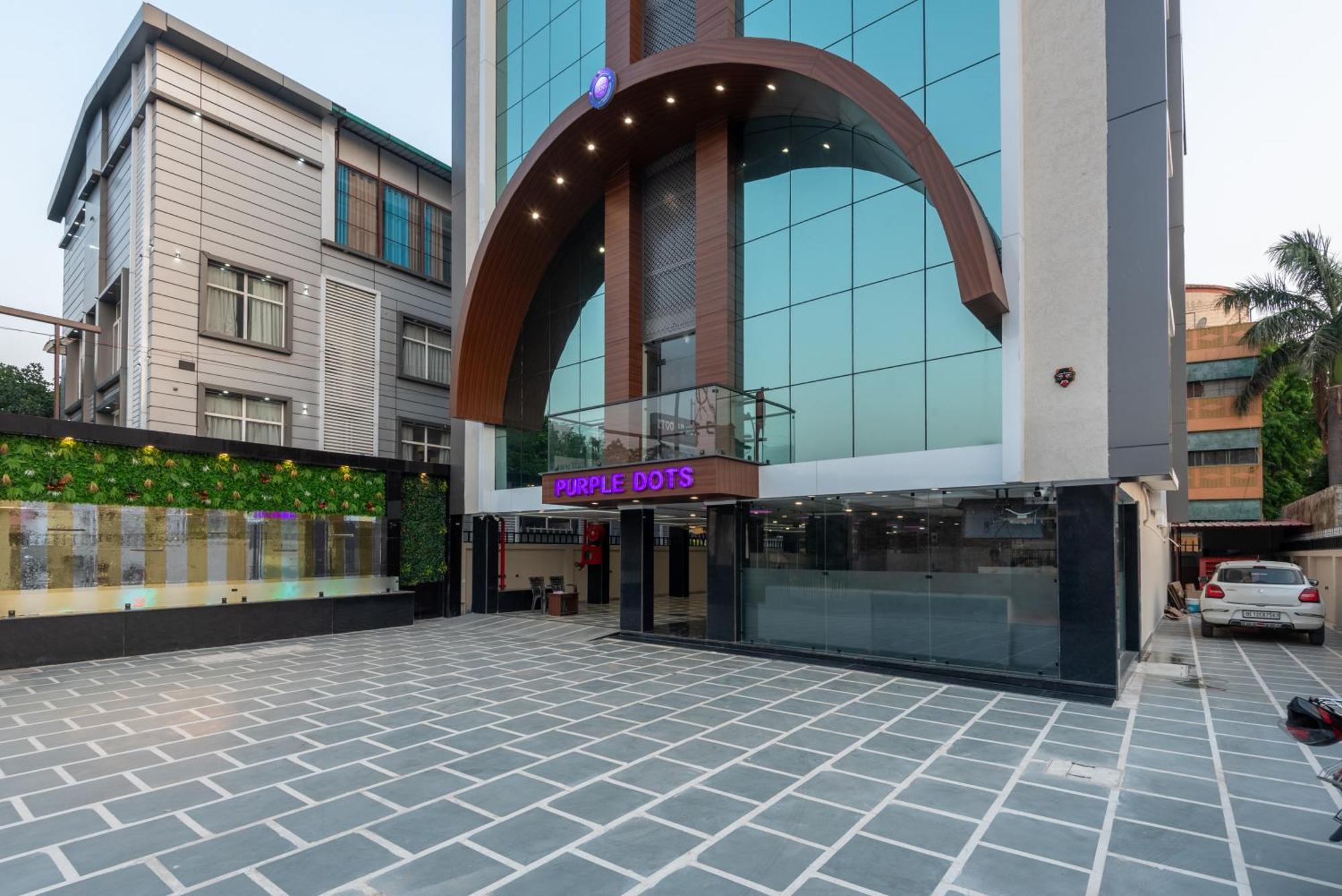 Hotel Purple Dot
