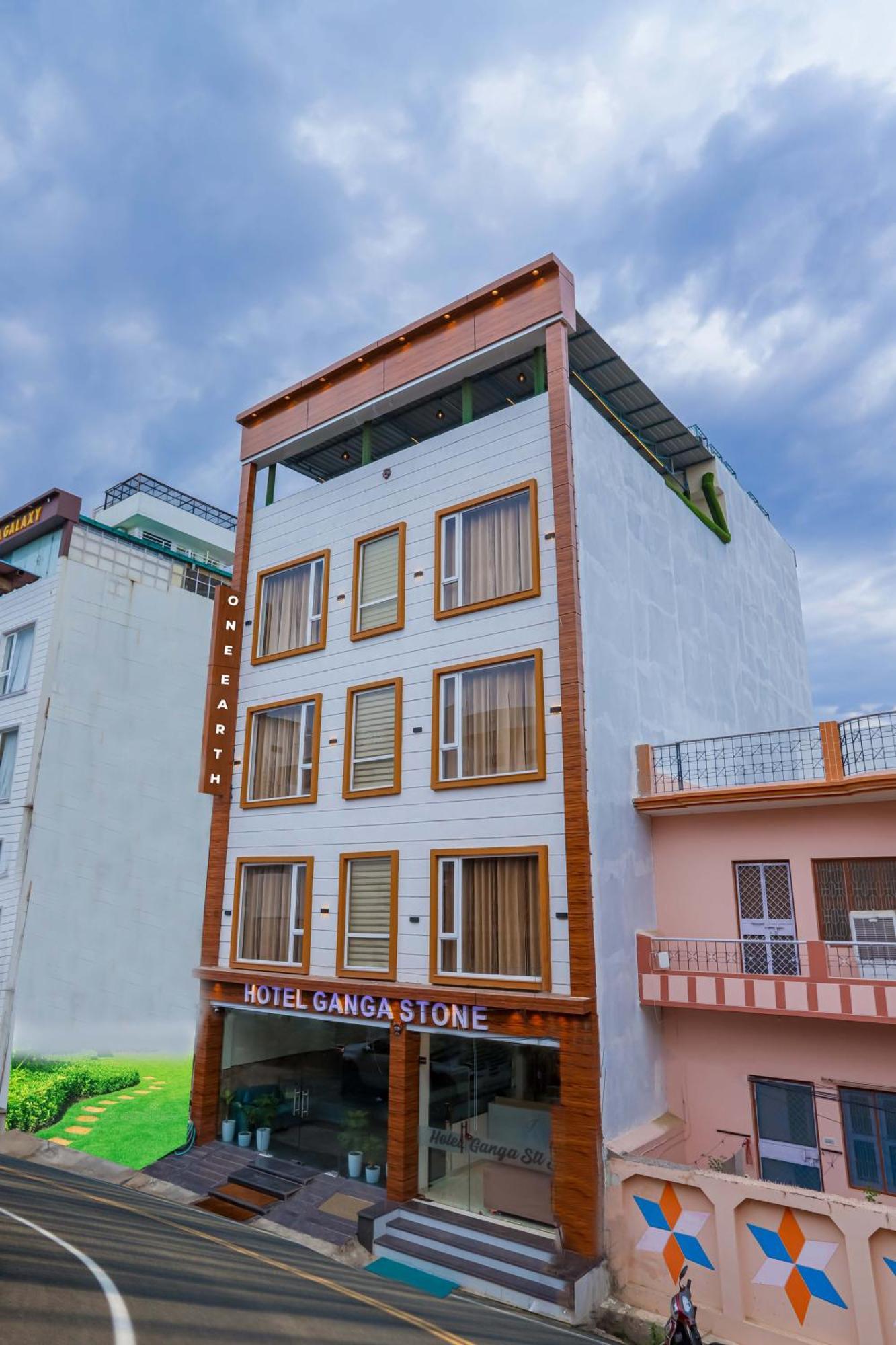 One Earth Ganga Stone Hotel 3*