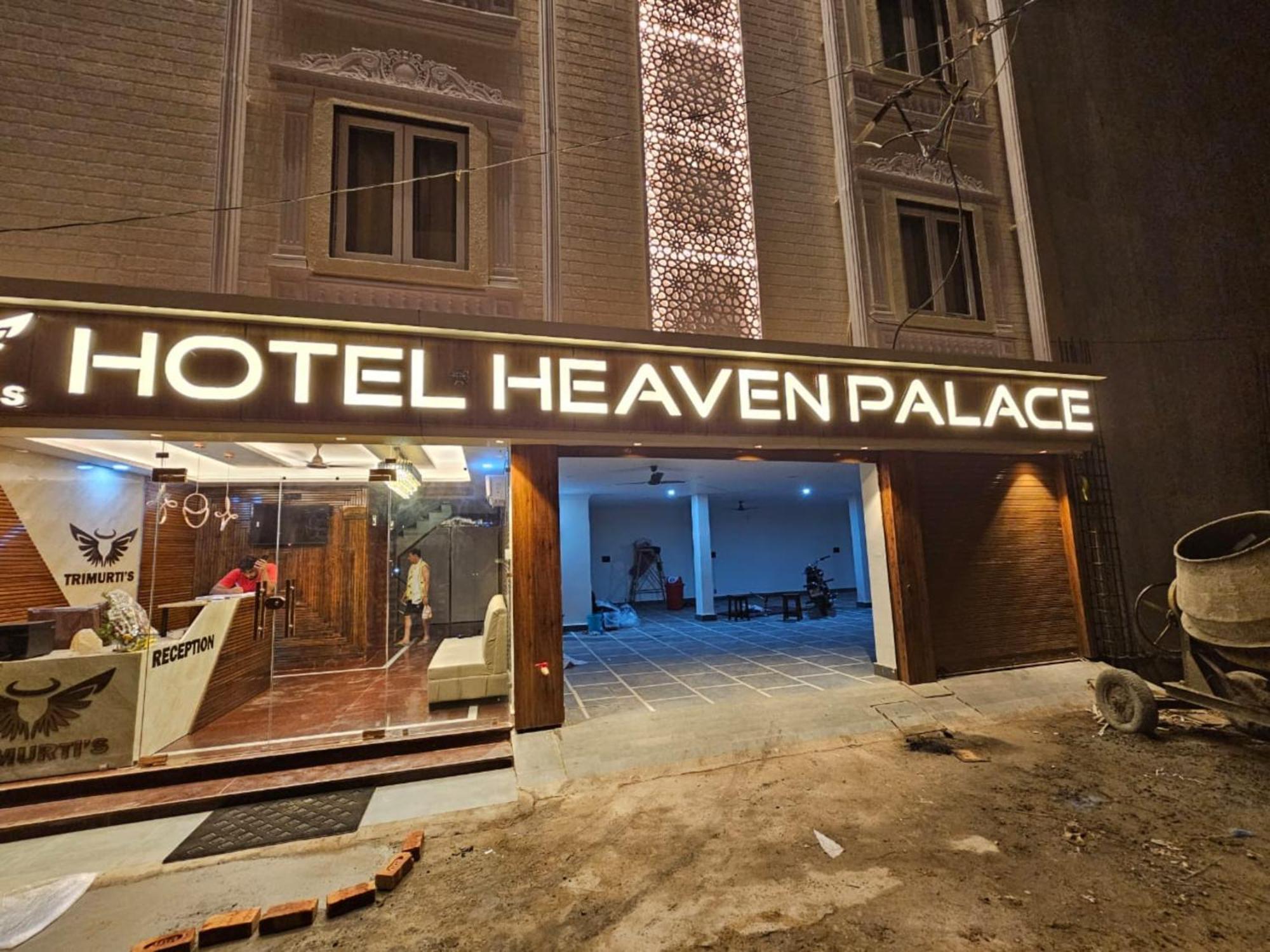 H-e-a-v-e-n Palace Near Mansa Devi Temple And Chandi Devi Temple - #free Parking & Wi-fi - Lift Facilities - Service - Fully Air Conditioned - 3*